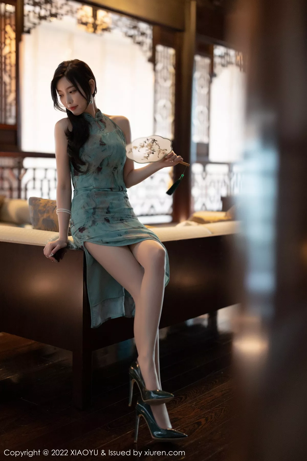 秀人集.com_[XiaoYu画语界]Vol.882_女神杨晨晨Yome户外蓝暗色旗袍配超薄肉丝秀完美身材诱惑写真92P