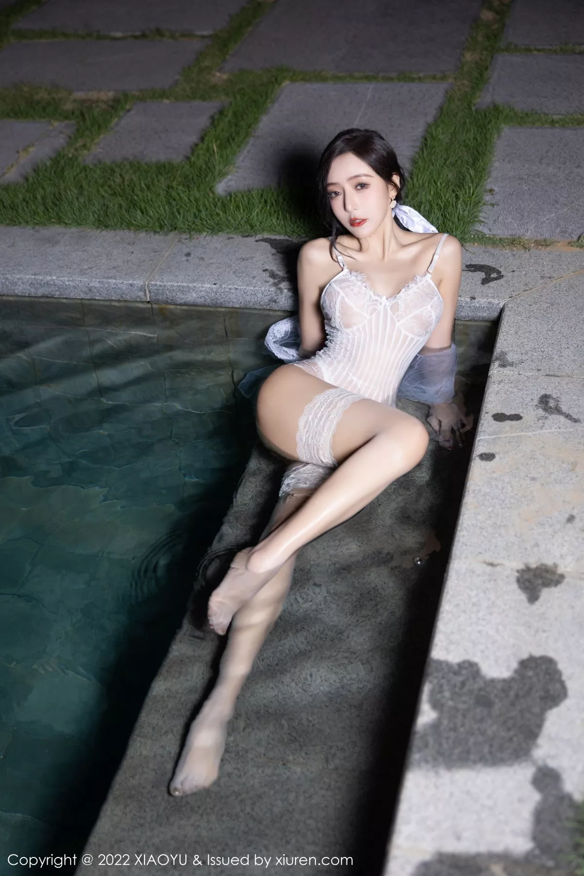 秀人集.com_[XiaoYu画语界]Vol.884_女神王馨瑶yanni杭州旅拍户外白色蕾丝内衣配白色丝袜诱惑写真87P