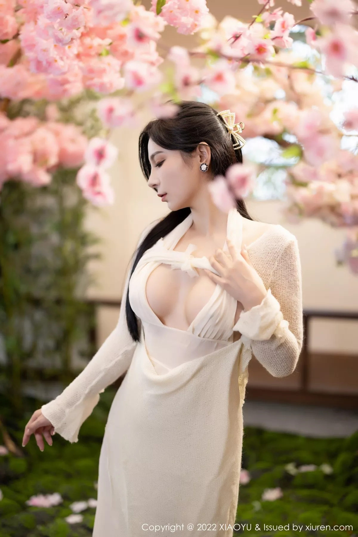 秀人集.com_[XiaoYu画语界]Vol.869_模特小蛮妖Yummy杭州旅拍性感白色连衣裙配原色丝袜诱惑写真85P