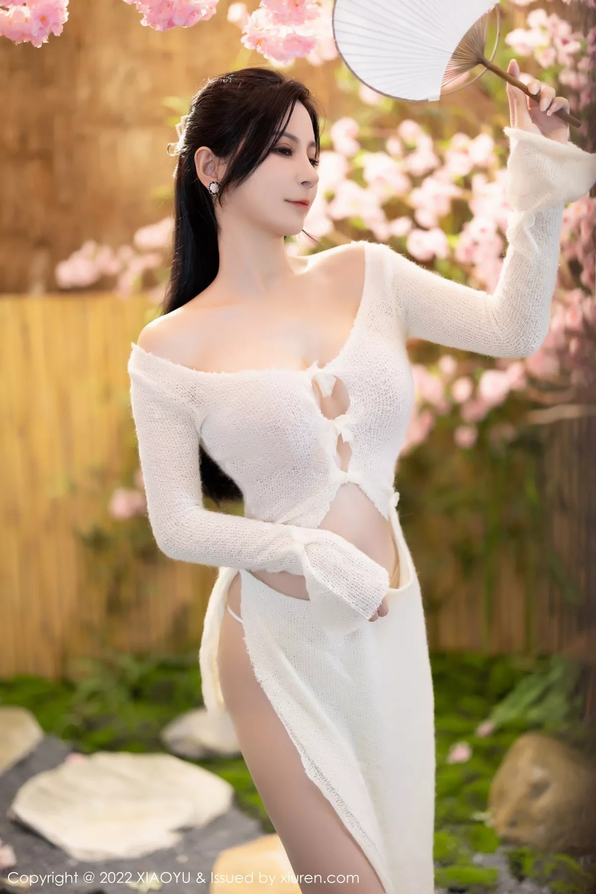 秀人集.com_[XiaoYu画语界]Vol.869_模特小蛮妖Yummy杭州旅拍性感白色连衣裙配原色丝袜诱惑写真85P