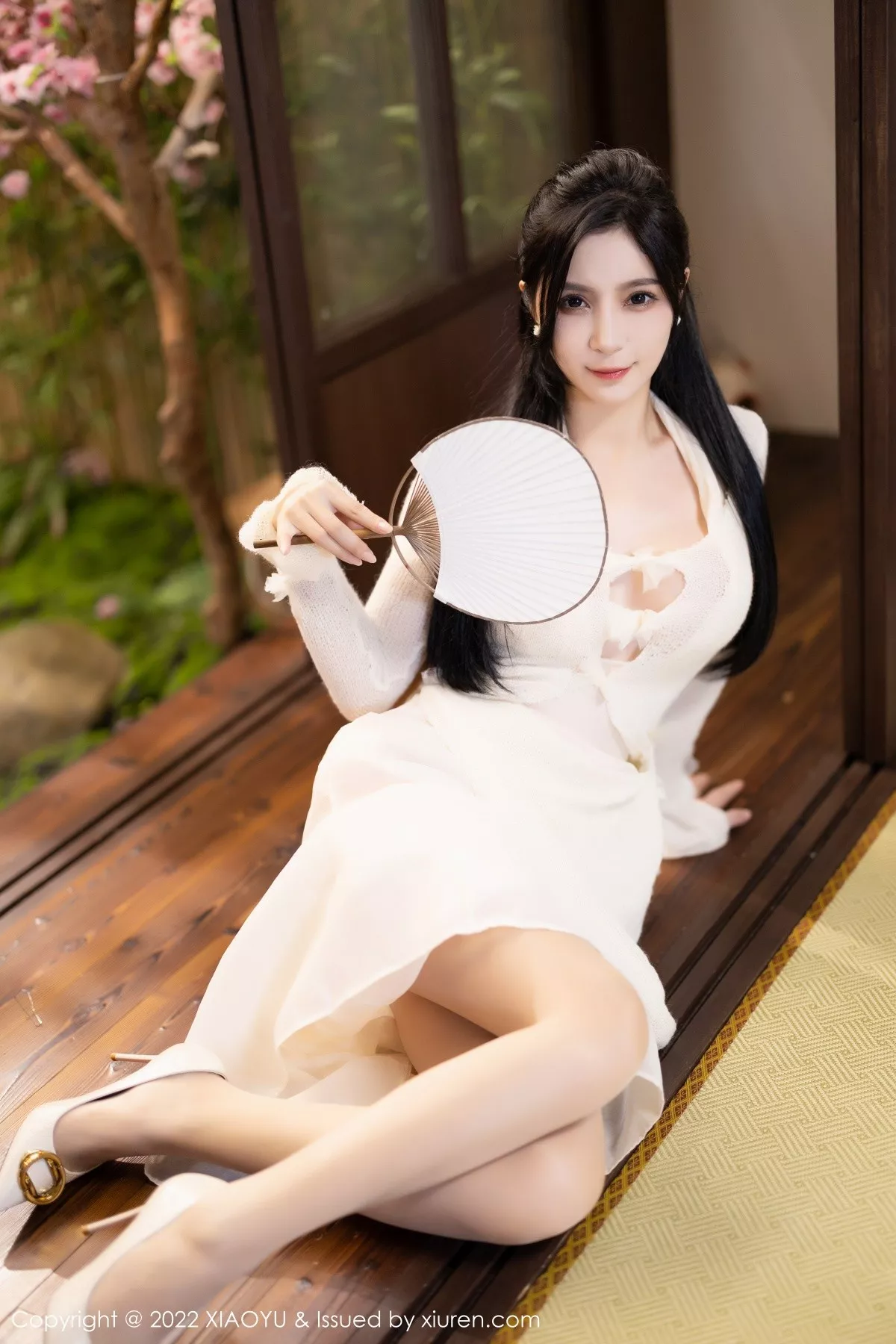 秀人集.com_[XiaoYu画语界]Vol.869_模特小蛮妖Yummy杭州旅拍性感白色连衣裙配原色丝袜诱惑写真85P