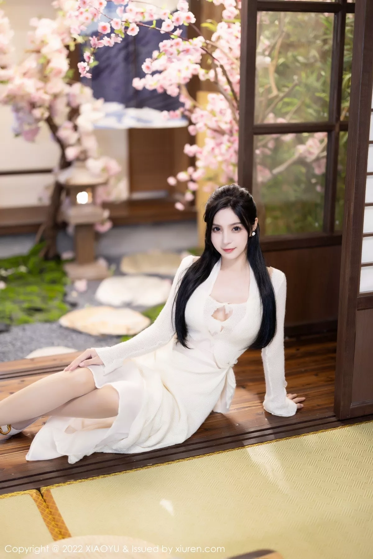 秀人集.com_[XiaoYu画语界]Vol.869_模特小蛮妖Yummy杭州旅拍性感白色连衣裙配原色丝袜诱惑写真85P
