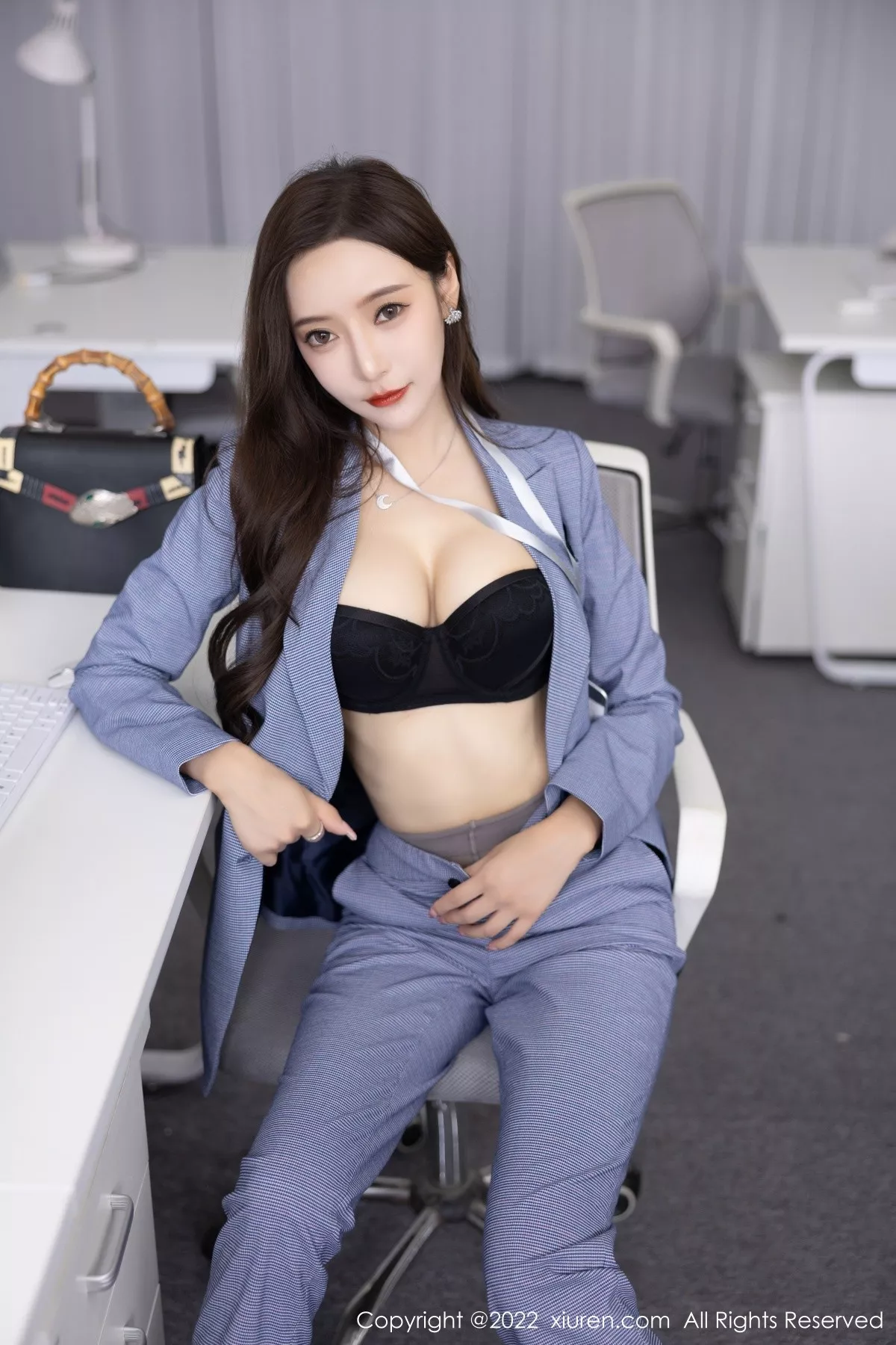 秀人集.com_[XiuRen秀人网]No.5629_女神王馨瑶yanni私房脱蓝灰职业装露性感黑色内衣丰满诱惑写真82P