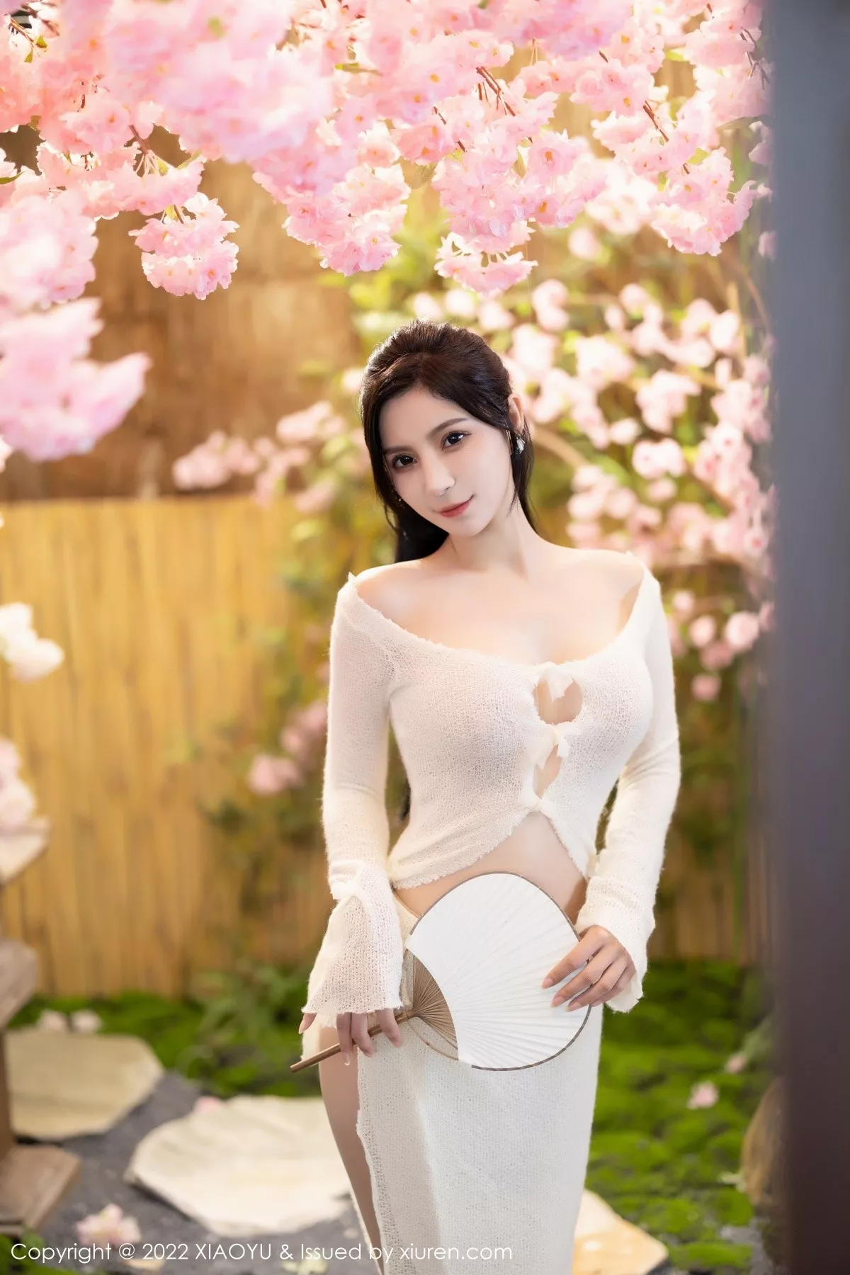 秀人集.com_[XiaoYu画语界]Vol.869_模特小蛮妖Yummy杭州旅拍性感白色连衣裙配原色丝袜诱惑写真85P