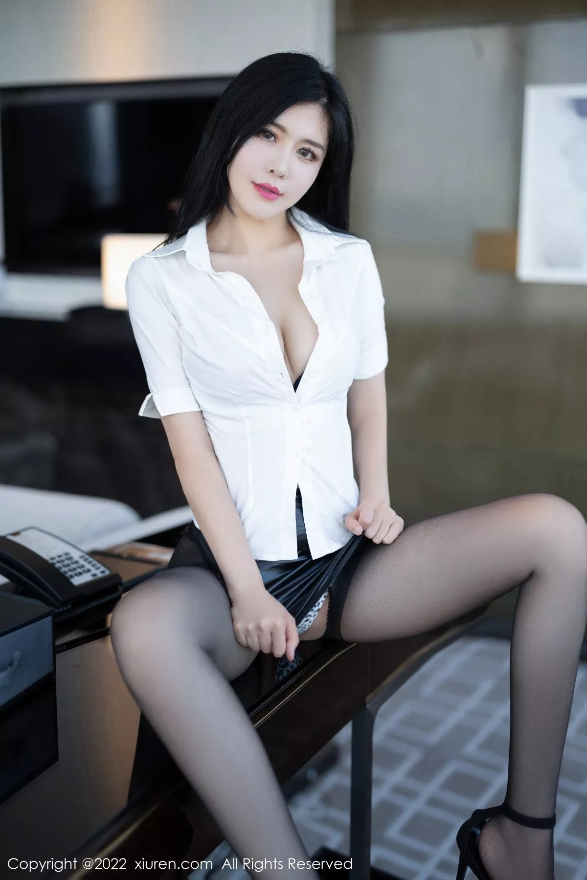 秀人集.com_[XiuRen秀人网]No.5635_女神刘钰儿成都旅拍性感白T配黑短裙露开档黑丝极致魅惑写真74P