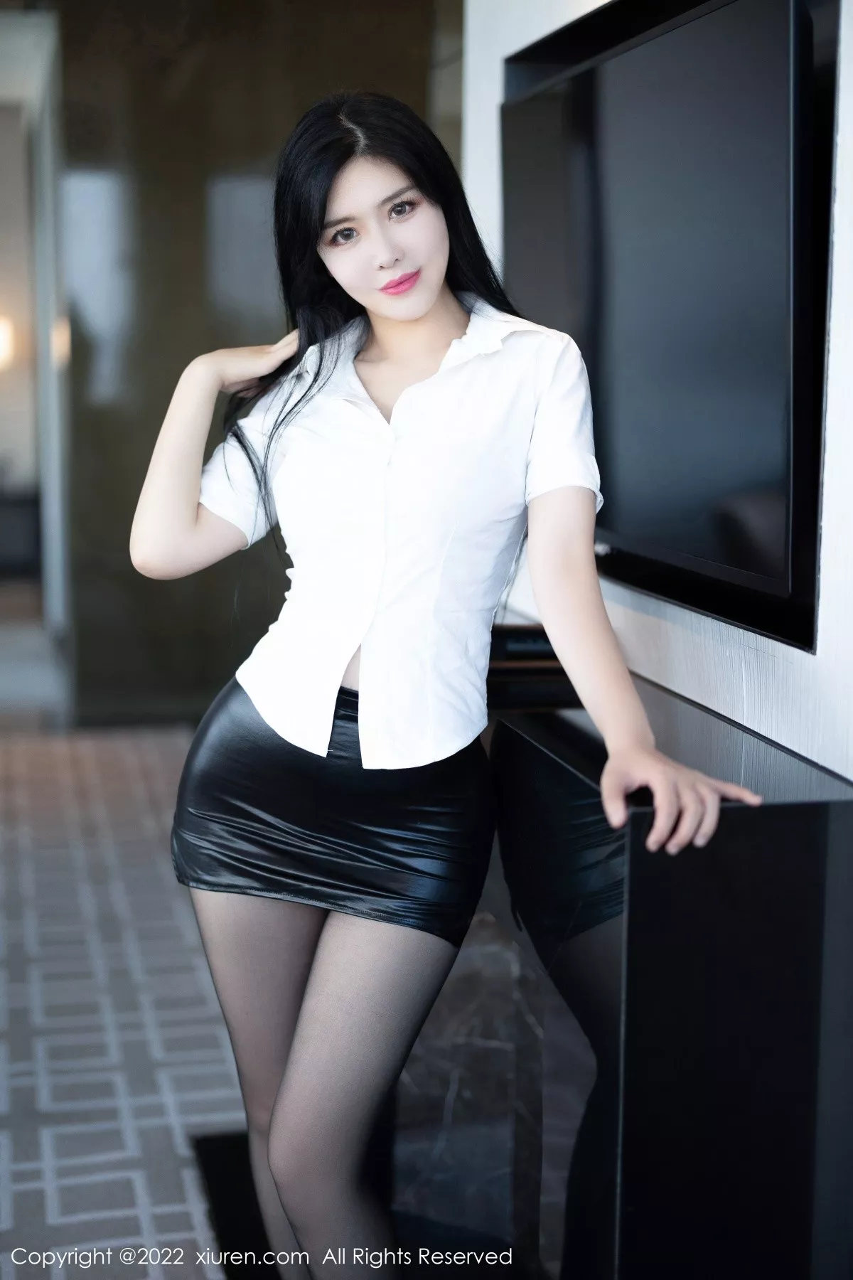秀人集.com_[XiuRen秀人网]No.5635_女神刘钰儿成都旅拍性感白T配黑短裙露开档黑丝极致魅惑写真74P