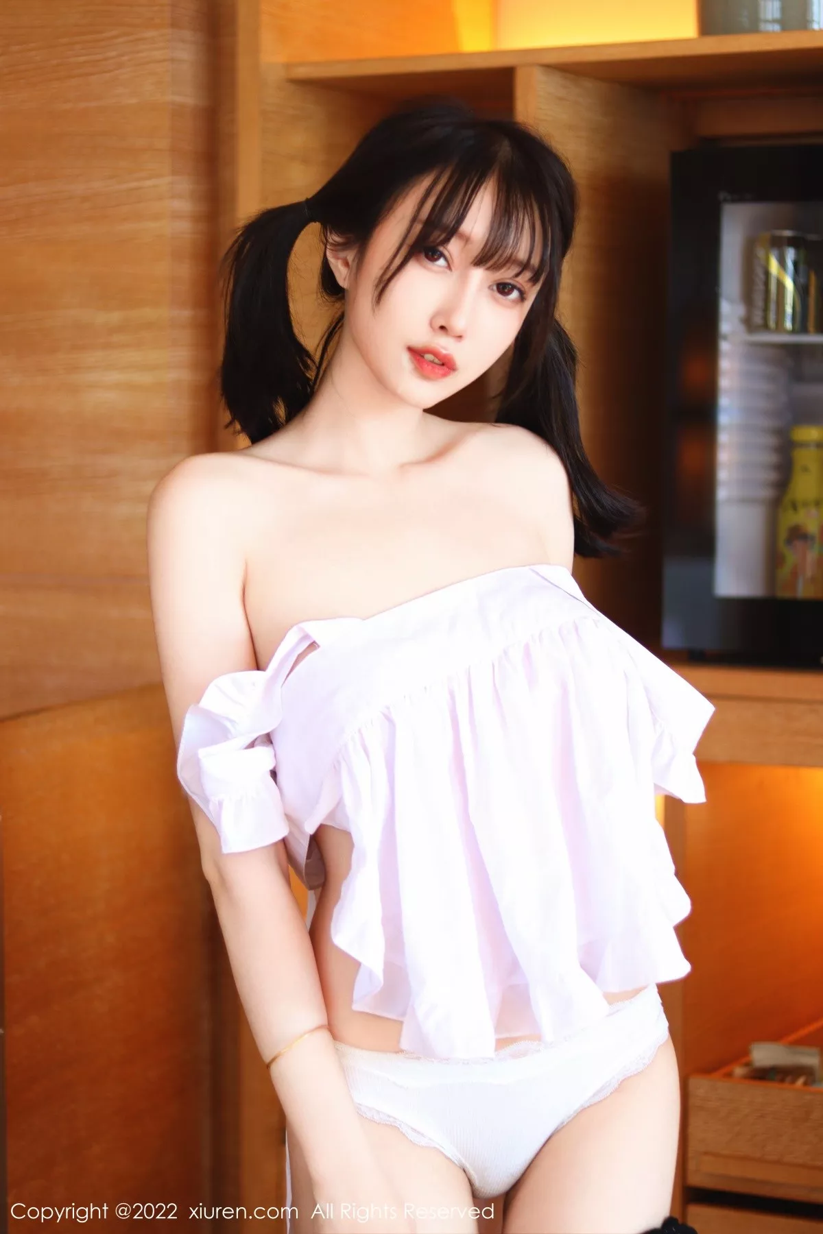 秀人集.com_[XiuRen秀人网]No.5633_模特玥儿玥er香格里拉旅拍白色女仆服露豪乳遮点惹火诱惑写真54P