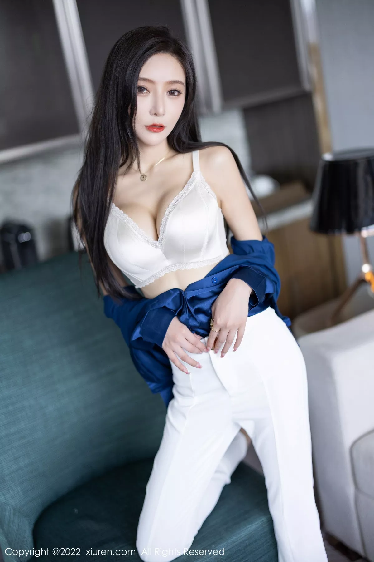 秀人集.com_[XiuRen秀人网]No.5790_女神王馨瑶yanni蓝色上衣配白长裤半脱露性感内衣迷人诱惑写真90P