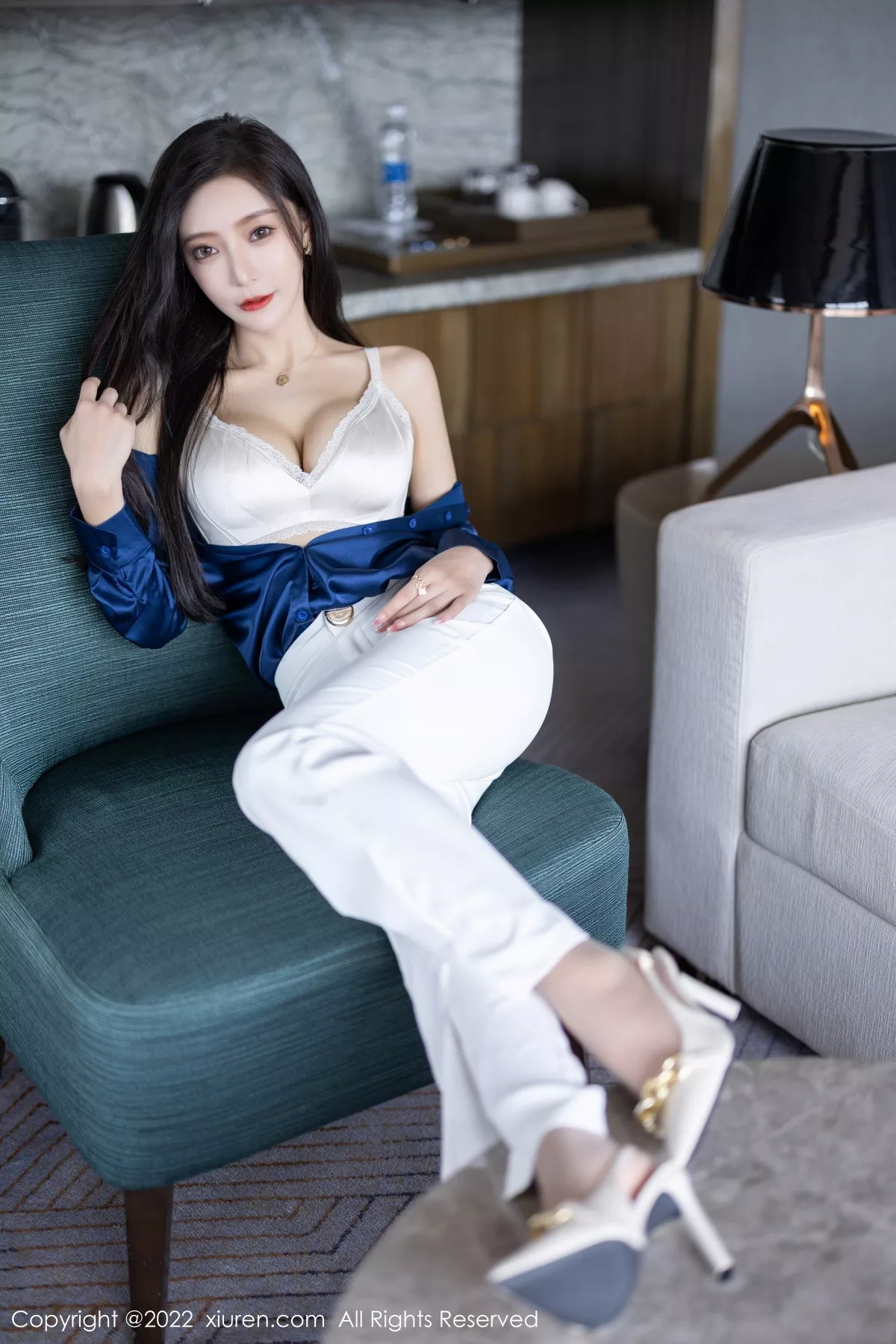 秀人集.com_[XiuRen秀人网]No.5790_女神王馨瑶yanni蓝色上衣配白长裤半脱露性感内衣迷人诱惑写真90P