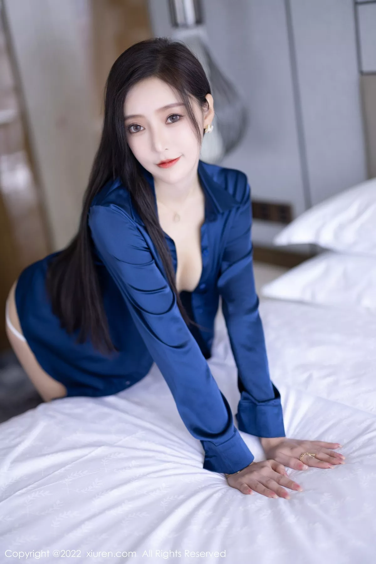 秀人集.com_[XiuRen秀人网]No.5790_女神王馨瑶yanni蓝色上衣配白长裤半脱露性感内衣迷人诱惑写真90P