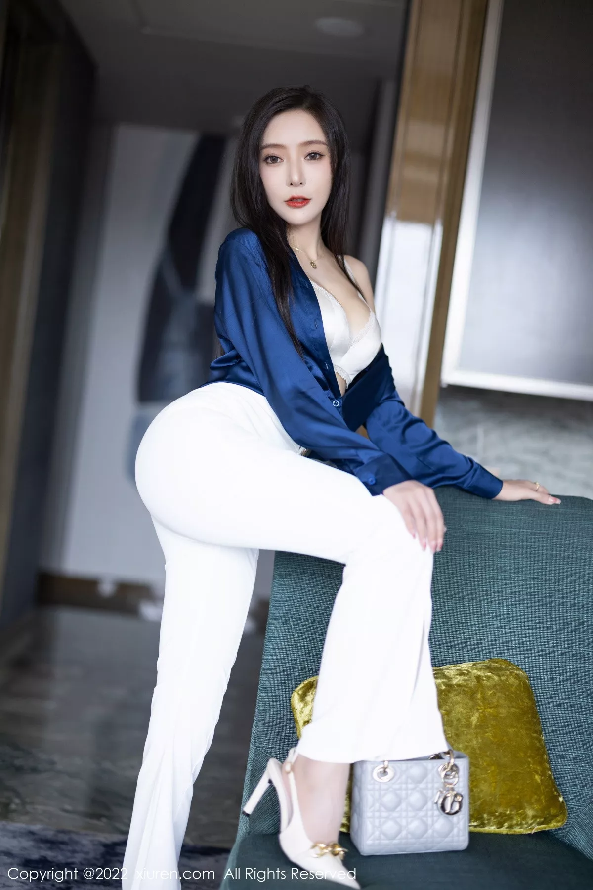 秀人集.com_[XiuRen秀人网]No.5790_女神王馨瑶yanni蓝色上衣配白长裤半脱露性感内衣迷人诱惑写真90P
