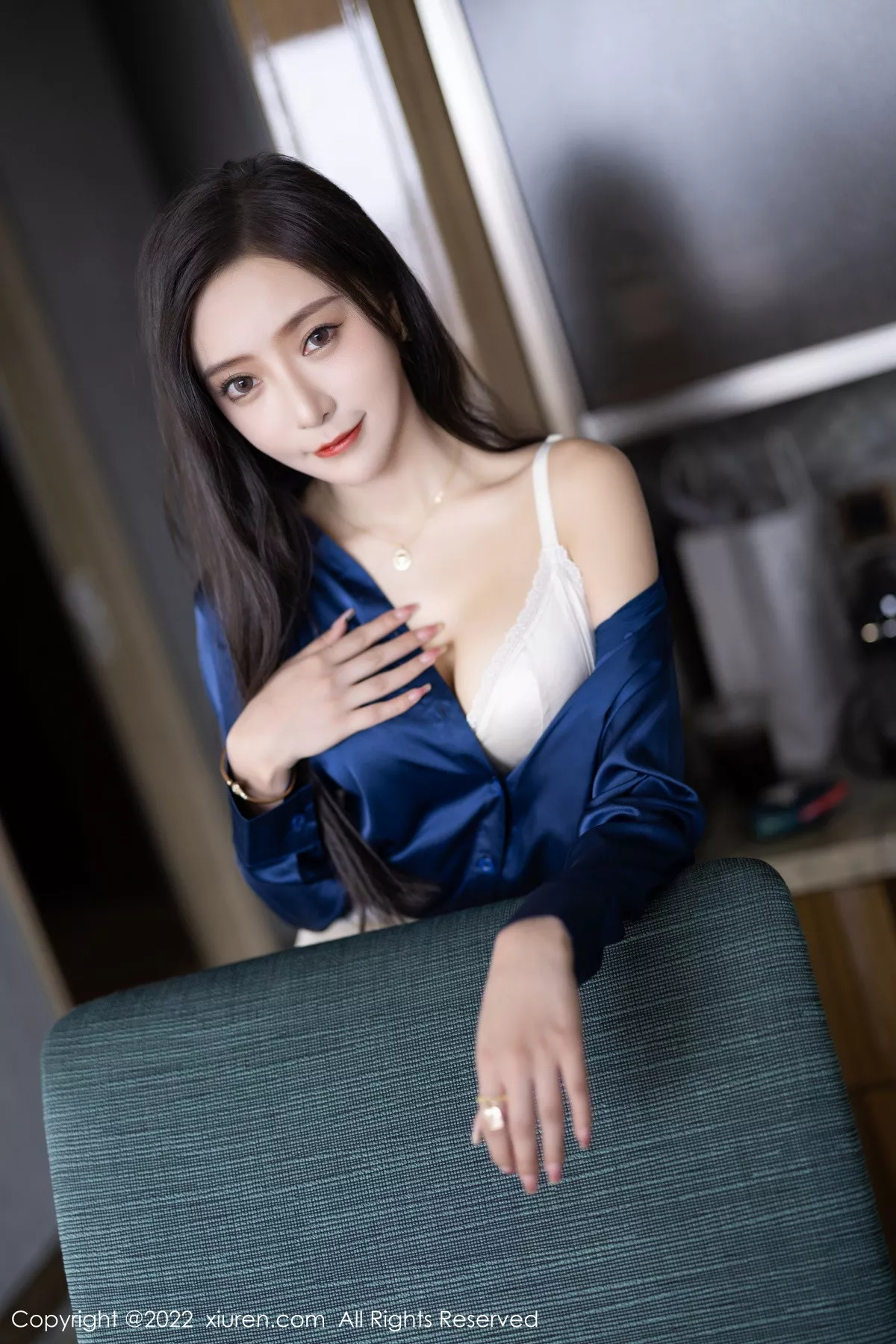 秀人集.com_[XiuRen秀人网]No.5790_女神王馨瑶yanni蓝色上衣配白长裤半脱露性感内衣迷人诱惑写真90P
