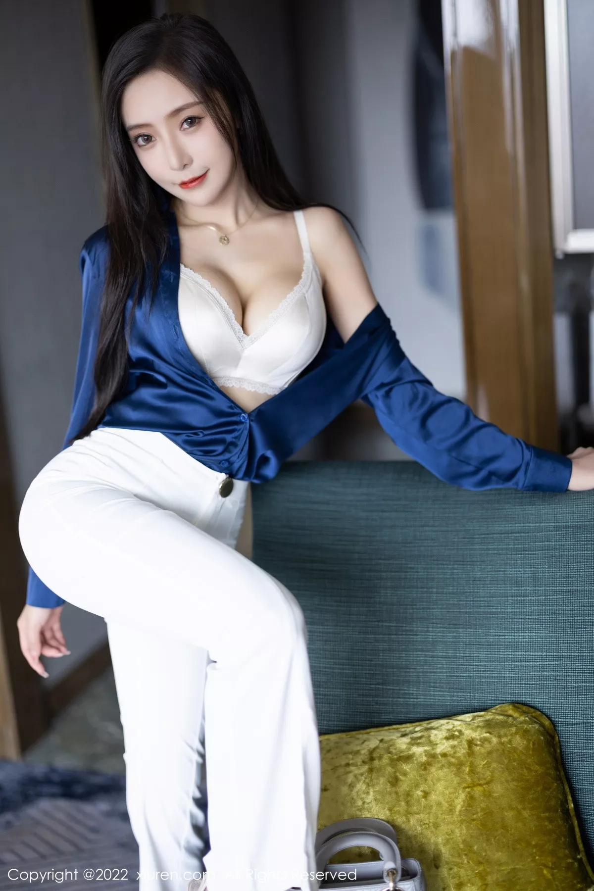 秀人集.com_[XiuRen秀人网]No.5790_女神王馨瑶yanni蓝色上衣配白长裤半脱露性感内衣迷人诱惑写真90P