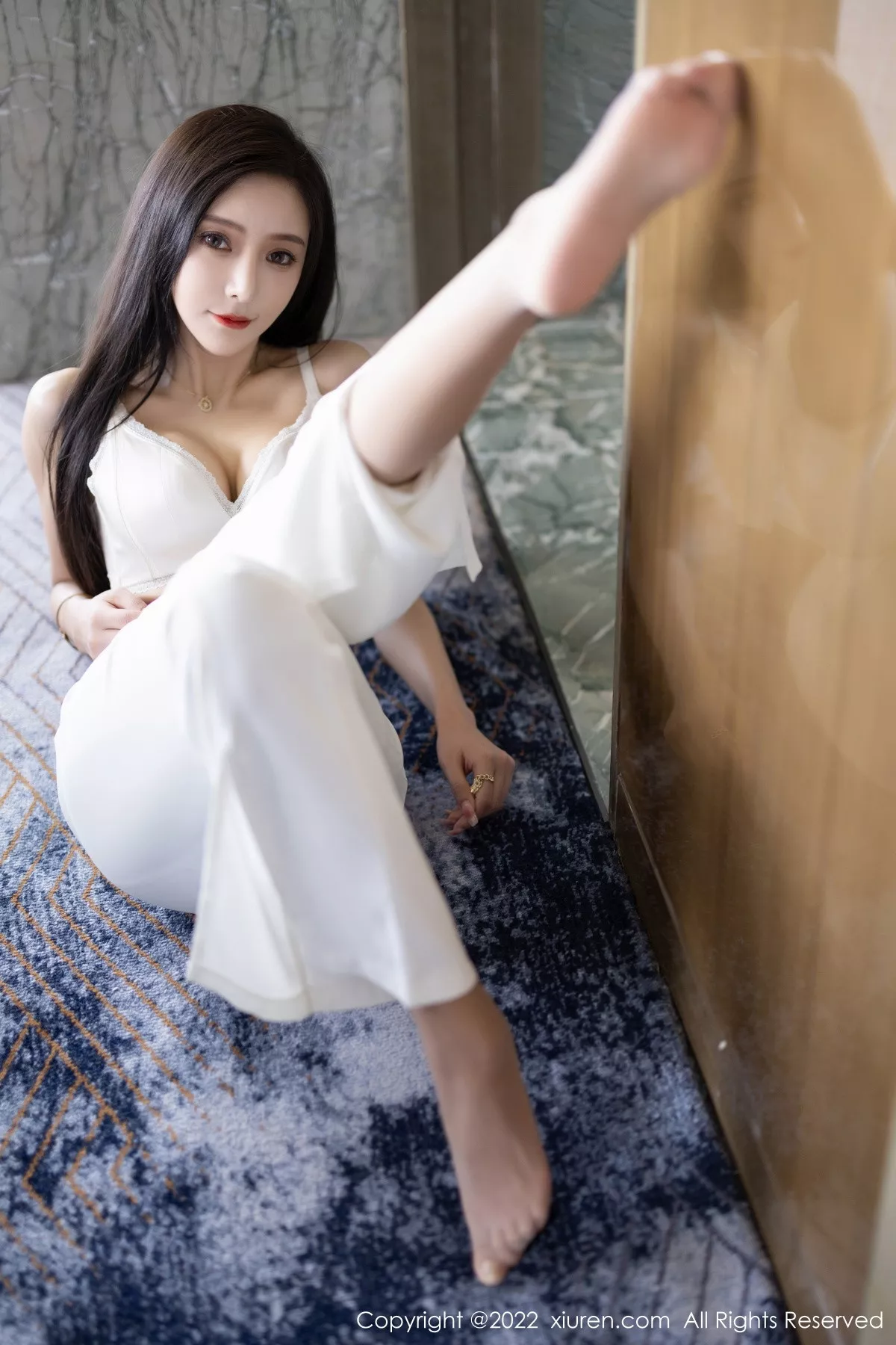 秀人集.com_[XiuRen秀人网]No.5790_女神王馨瑶yanni蓝色上衣配白长裤半脱露性感内衣迷人诱惑写真90P