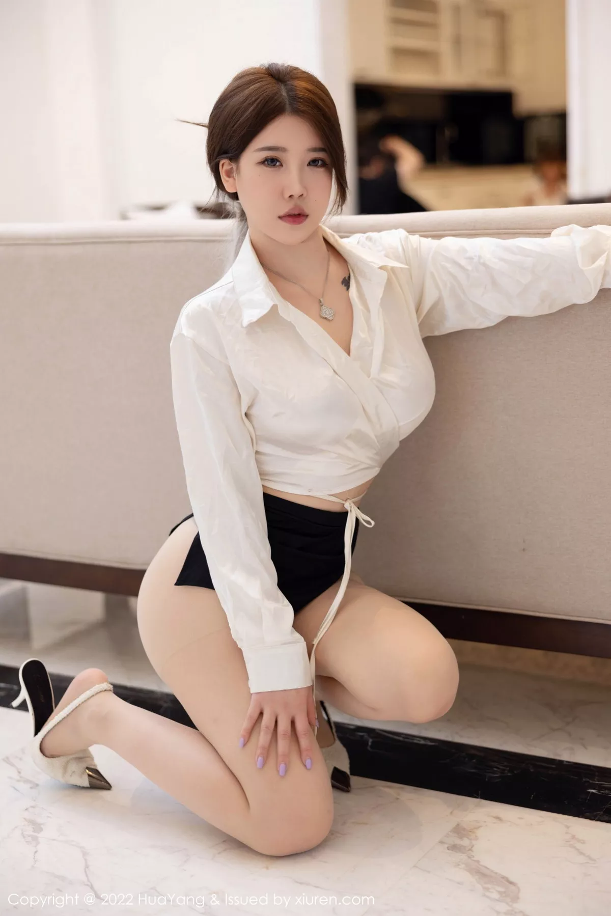 秀人集.com_[HuaYang花漾]Vol.516_模特小海臀Rena西双版纳旅拍黑短裙下无内肉丝秀翘臀诱惑写真83P