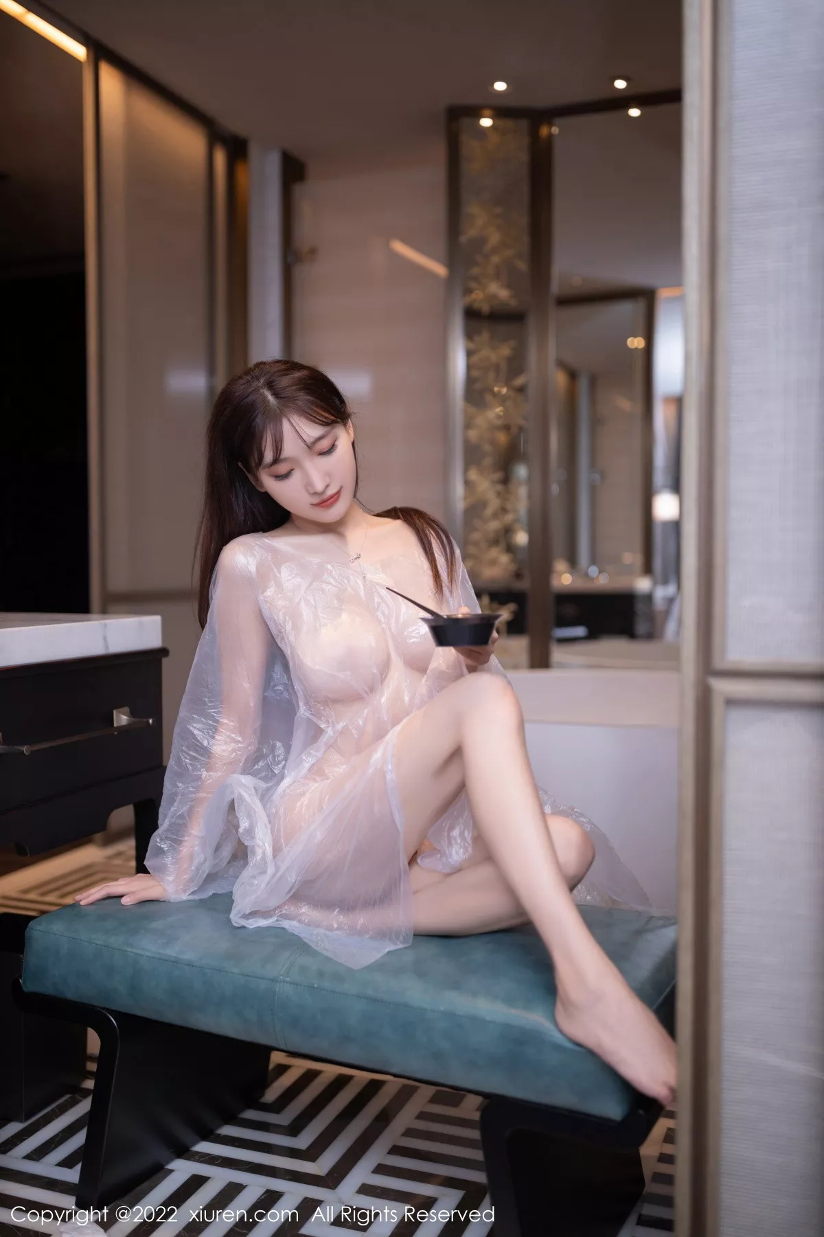秀人集.com_[XiuRen秀人网]No.5805_模特陆萱萱北京旅拍染发主题白色薄透胶衣秀火辣身材诱惑写真72P