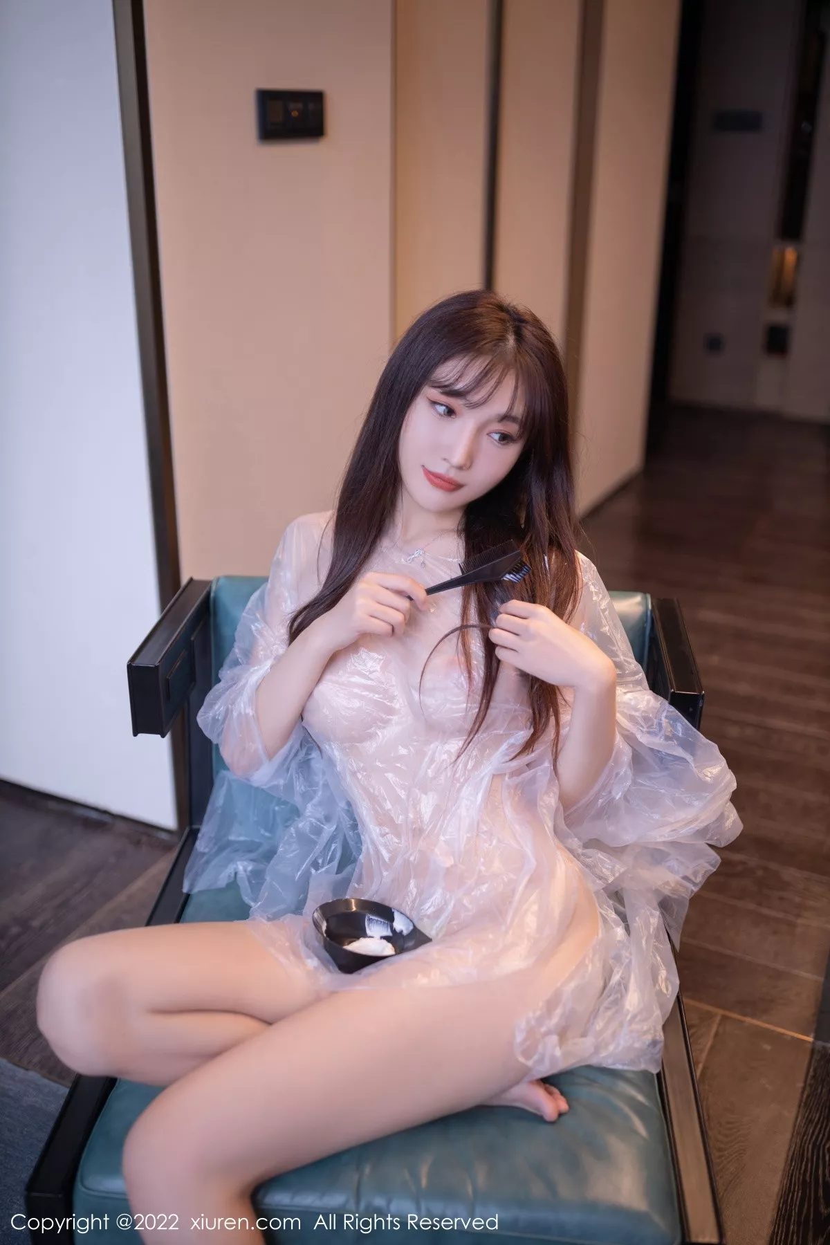秀人集.com_[XiuRen秀人网]No.5805_模特陆萱萱北京旅拍染发主题白色薄透胶衣秀火辣身材诱惑写真72P