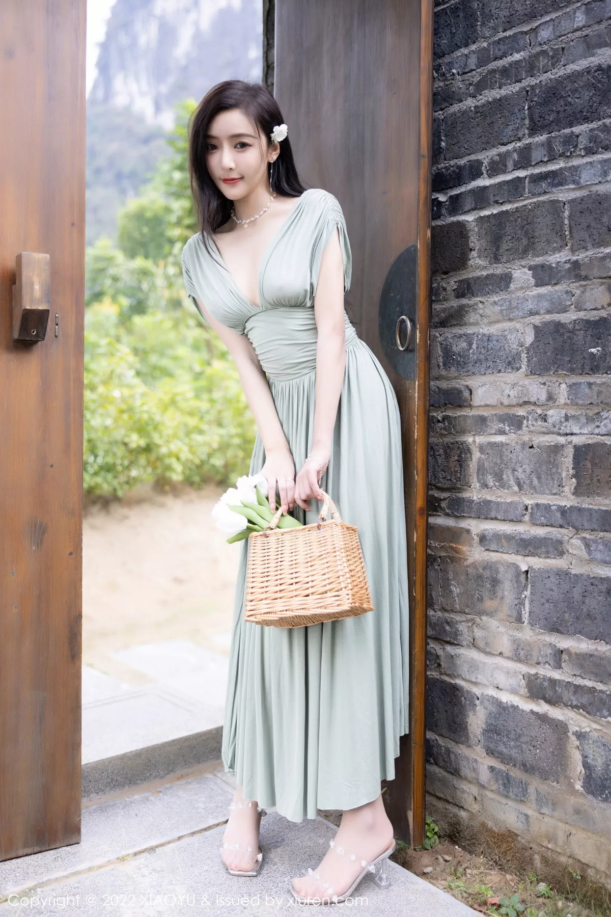 秀人集.com_[XiaoYu画语界]Vol.896_女神王馨瑶yanni杭州旅拍灰绿色连衣裙+白色比基尼迷人诱惑写真93P