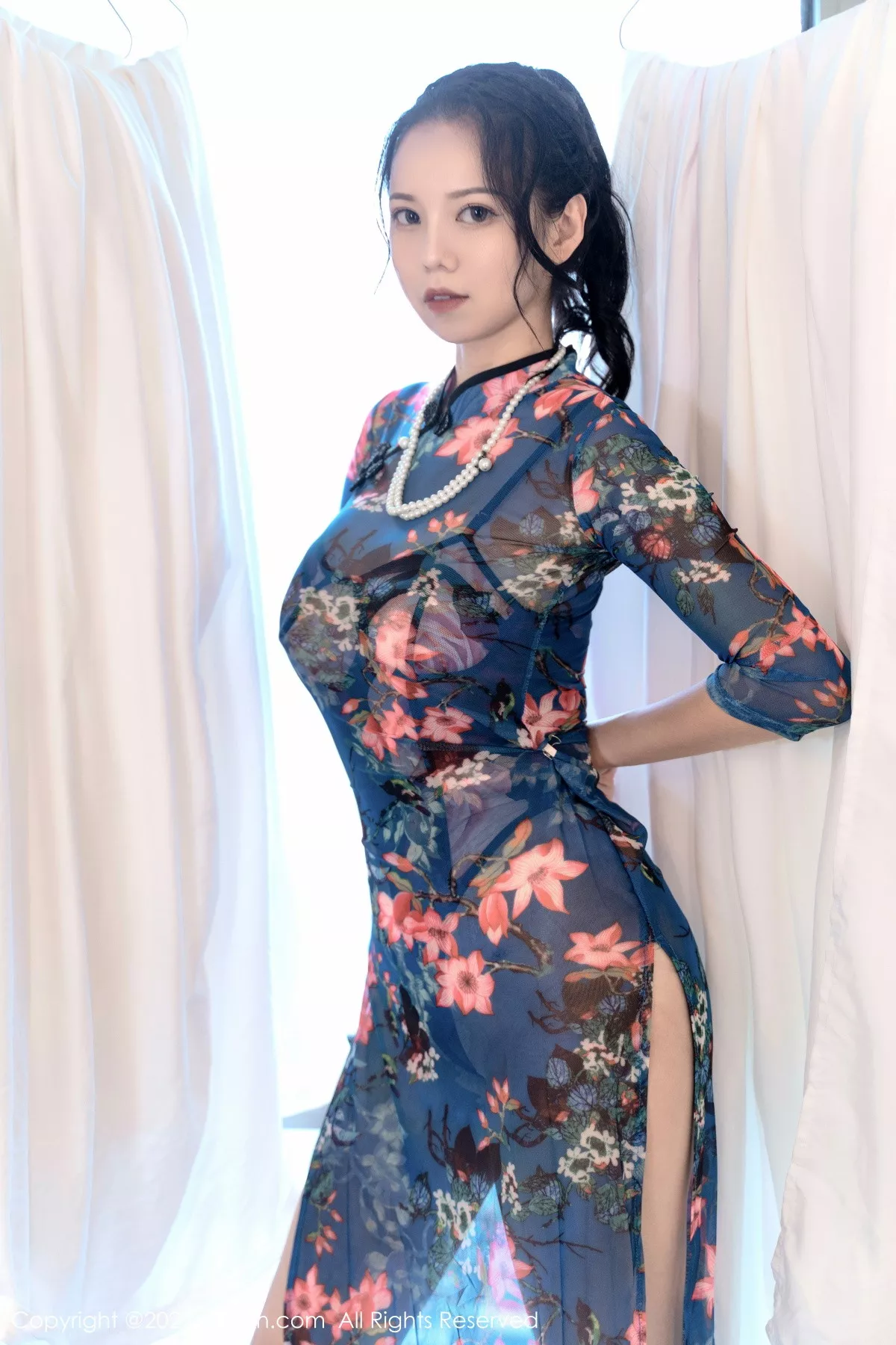 秀人集.com_[XiuRen秀人网]No.5819_模特大美妞儿私房半脱薄透旗袍露性感内衣配蕾丝肉袜诱惑写真63P
