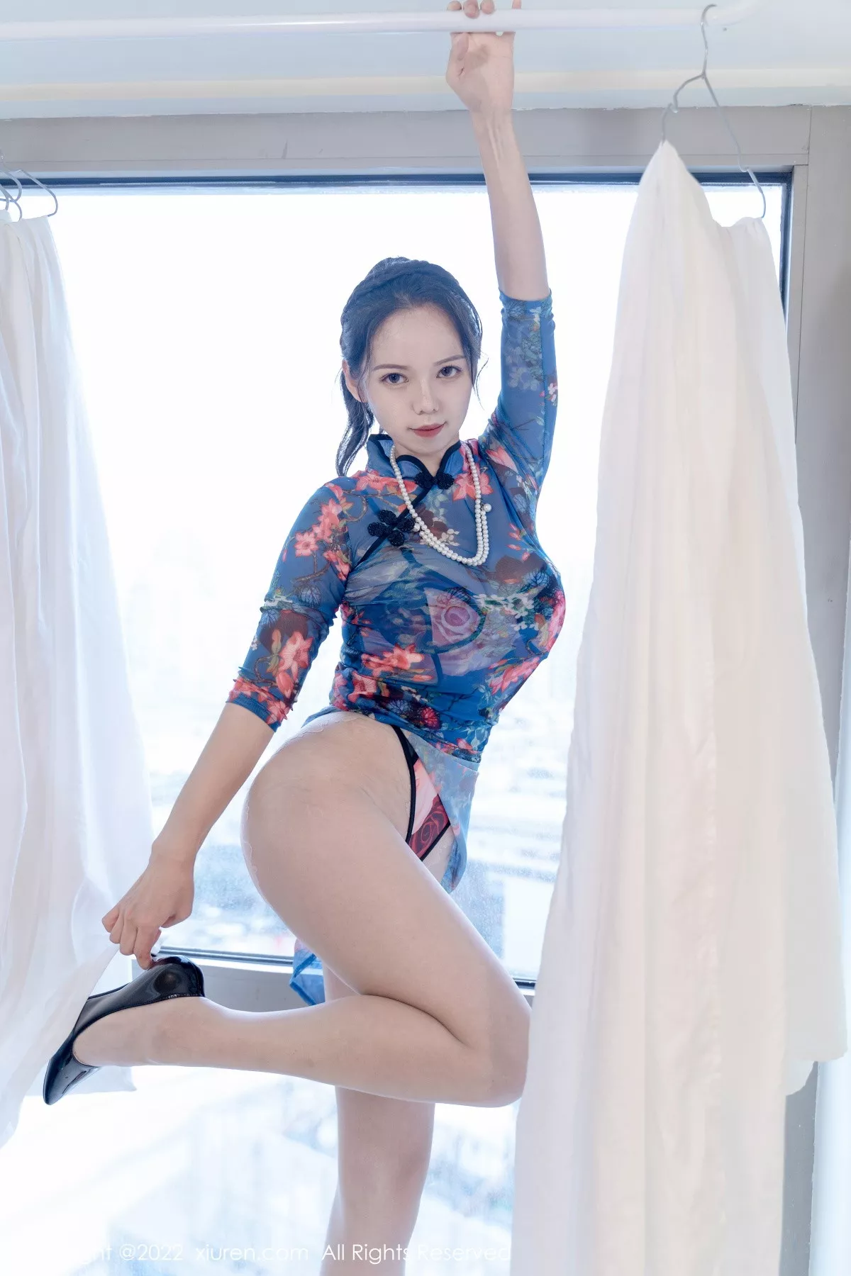 秀人集.com_[XiuRen秀人网]No.5819_模特大美妞儿私房半脱薄透旗袍露性感内衣配蕾丝肉袜诱惑写真63P