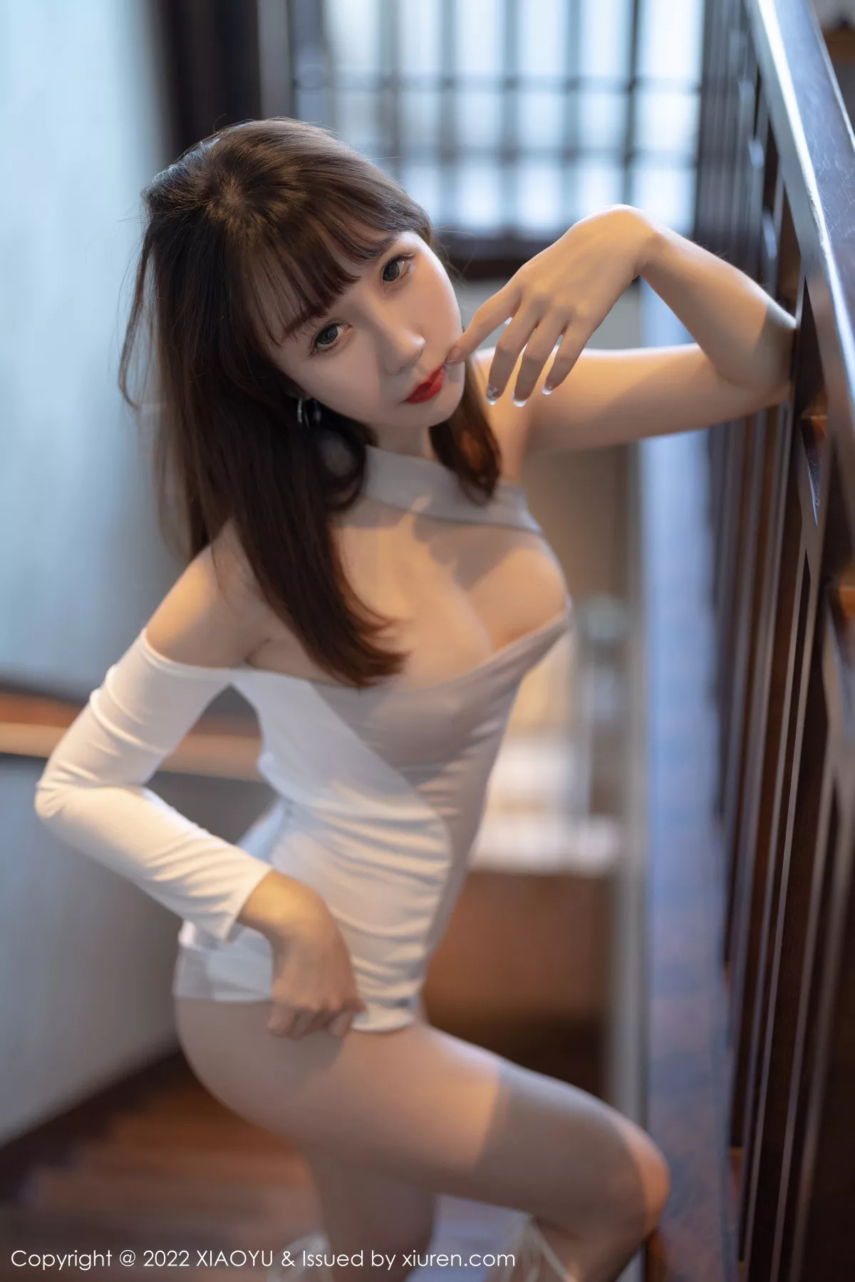 秀人集.com_[XiaoYu画语界]Vol.900_模特波巧酱浅紫色露肩连衣短裙配白色高跟秀曼妙身姿迷人写真81P