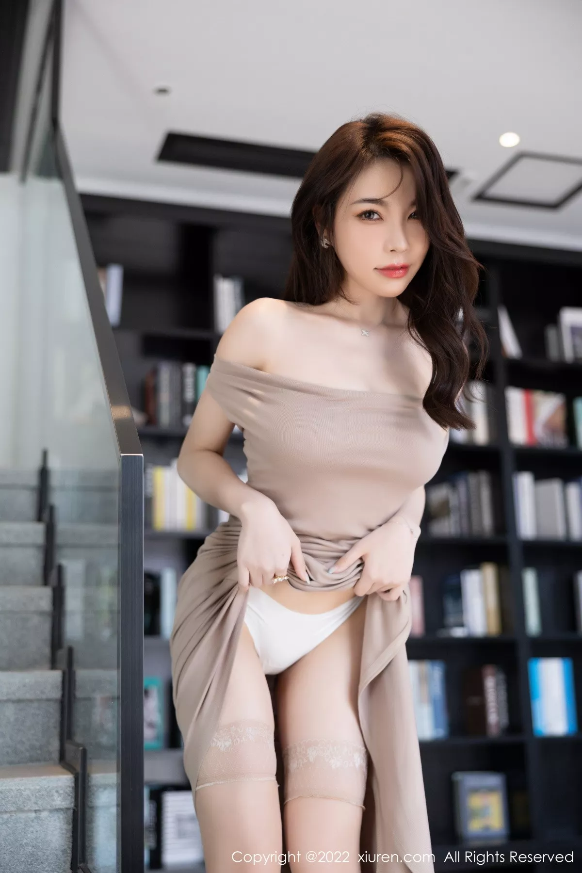 秀人集.com_[XiuRen秀人网]No.5839_女神徐莉芝Booty性感粉灰色露肩连衣裙配超薄肉丝迷人诱惑写真86P