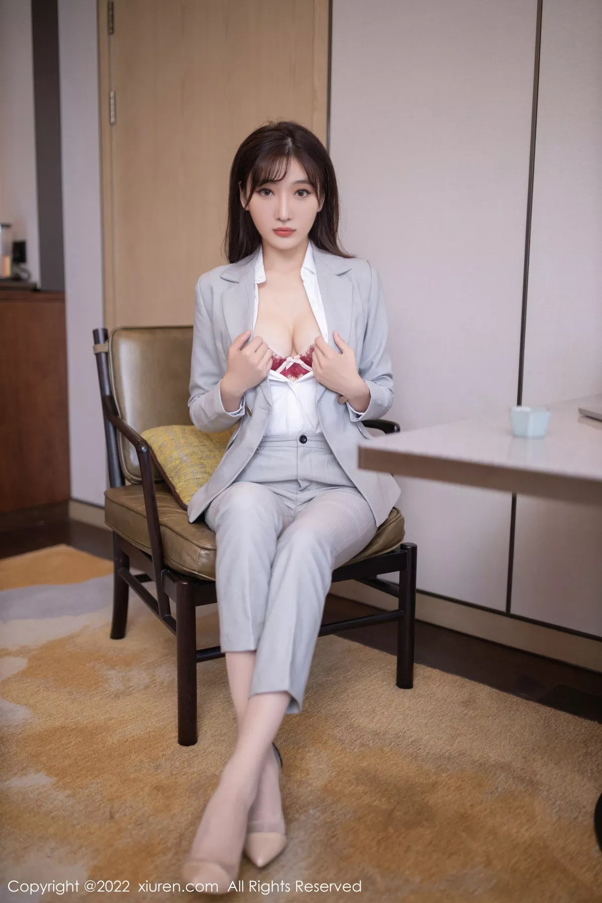 秀人集.com_[XiuRen秀人网]No.5840_模特陆萱萱北京旅拍催眠主题脱灰色制服露红色蕾丝内衣诱惑写真80P