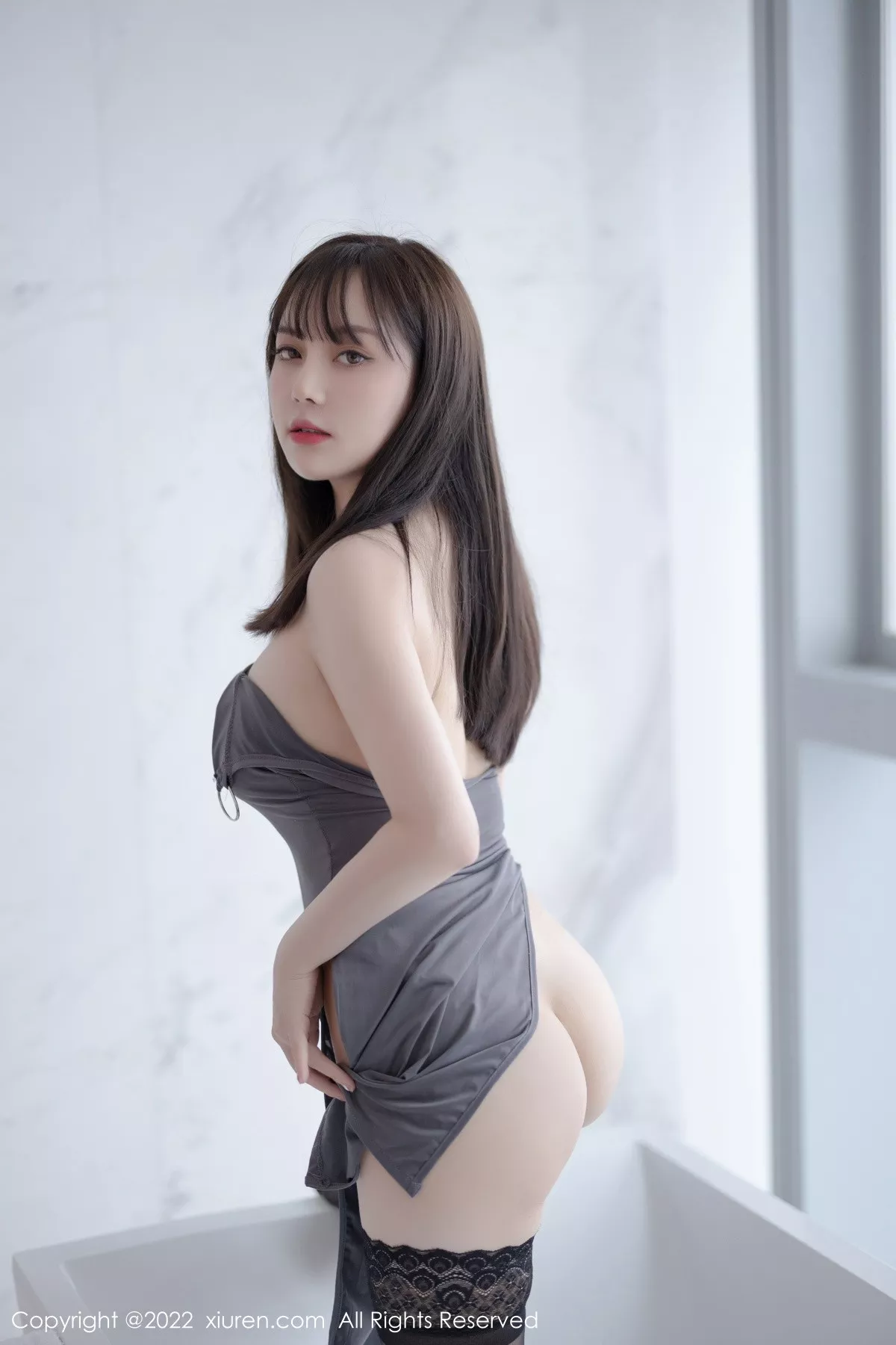 秀人集.com_[XiuRen秀人网]No.5865_模特豆瓣酱厦门旅拍灰色露肩短裙配蕾丝袜秀丰满身材诱惑写真71P