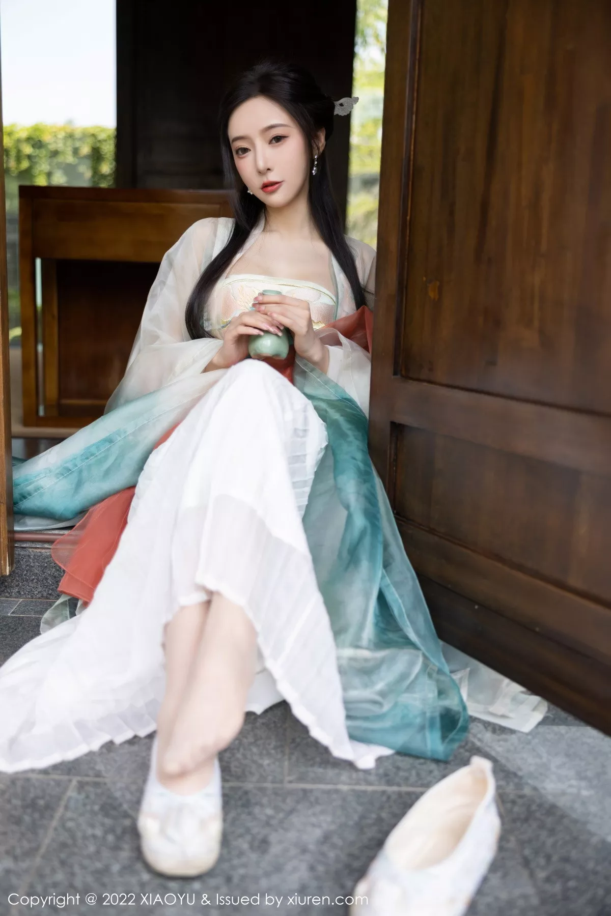 秀人集.com_[XiaoYu画语界]Vol.889_女神王馨瑶yanni杭州旅拍户外场景性感浅色古装服迷人诱惑写真92P