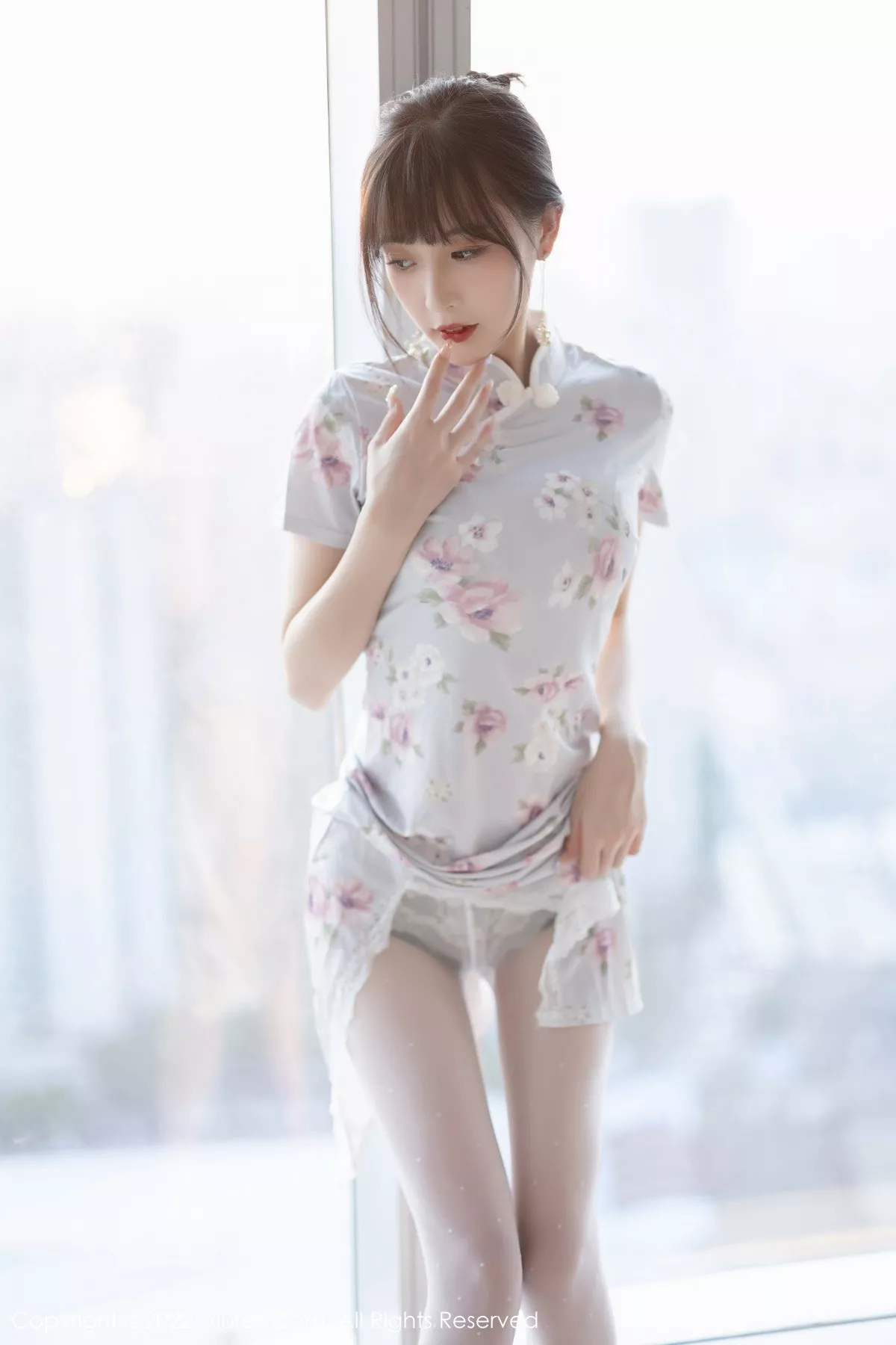 秀人集.com_[XiuRen秀人网]No.5757_模特林星阑白色图案旗袍露浅色蕾丝内衣配白丝袜甜美迷人写真90P