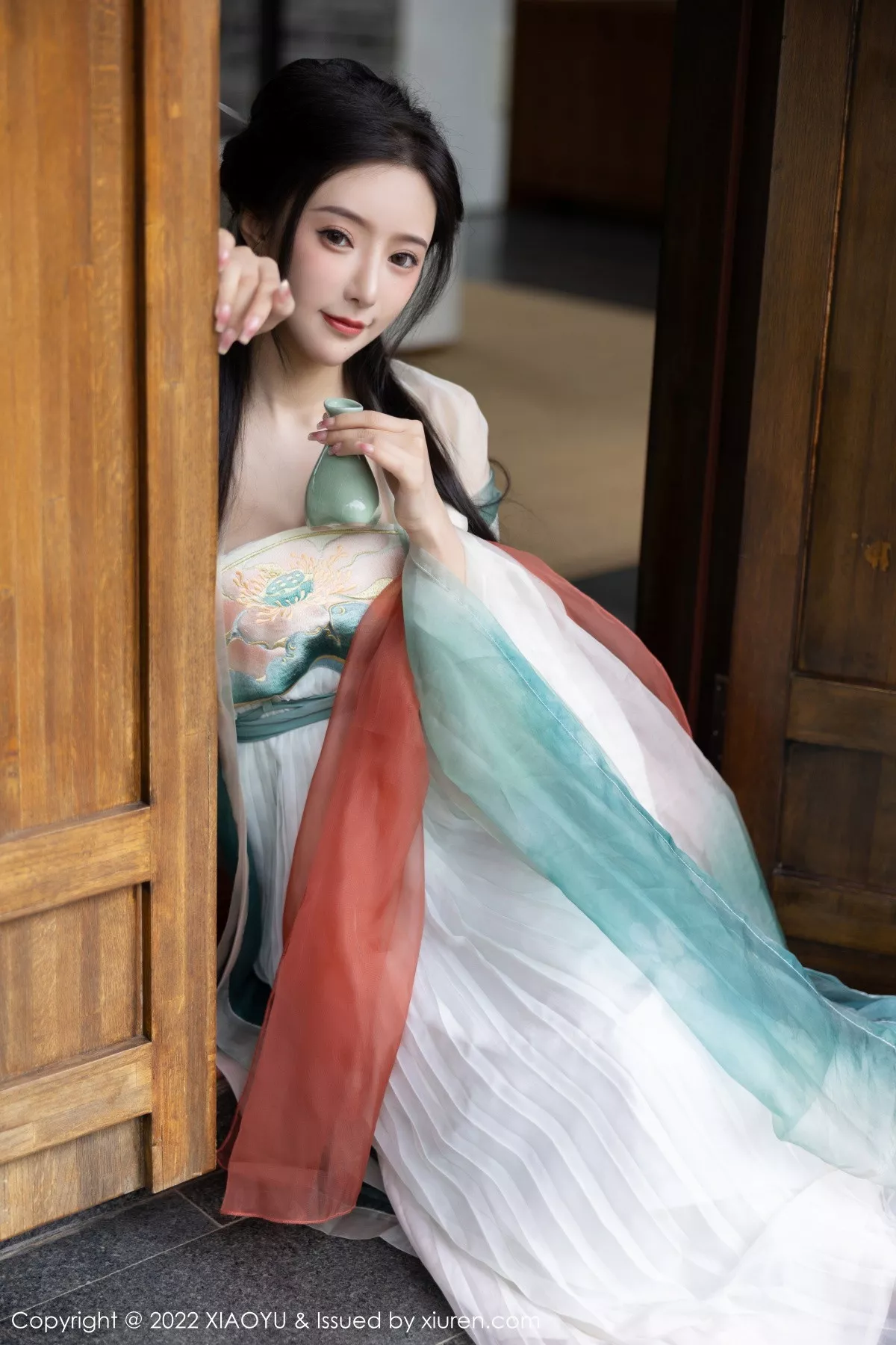 秀人集.com_[XiaoYu画语界]Vol.889_女神王馨瑶yanni杭州旅拍户外场景性感浅色古装服迷人诱惑写真92P