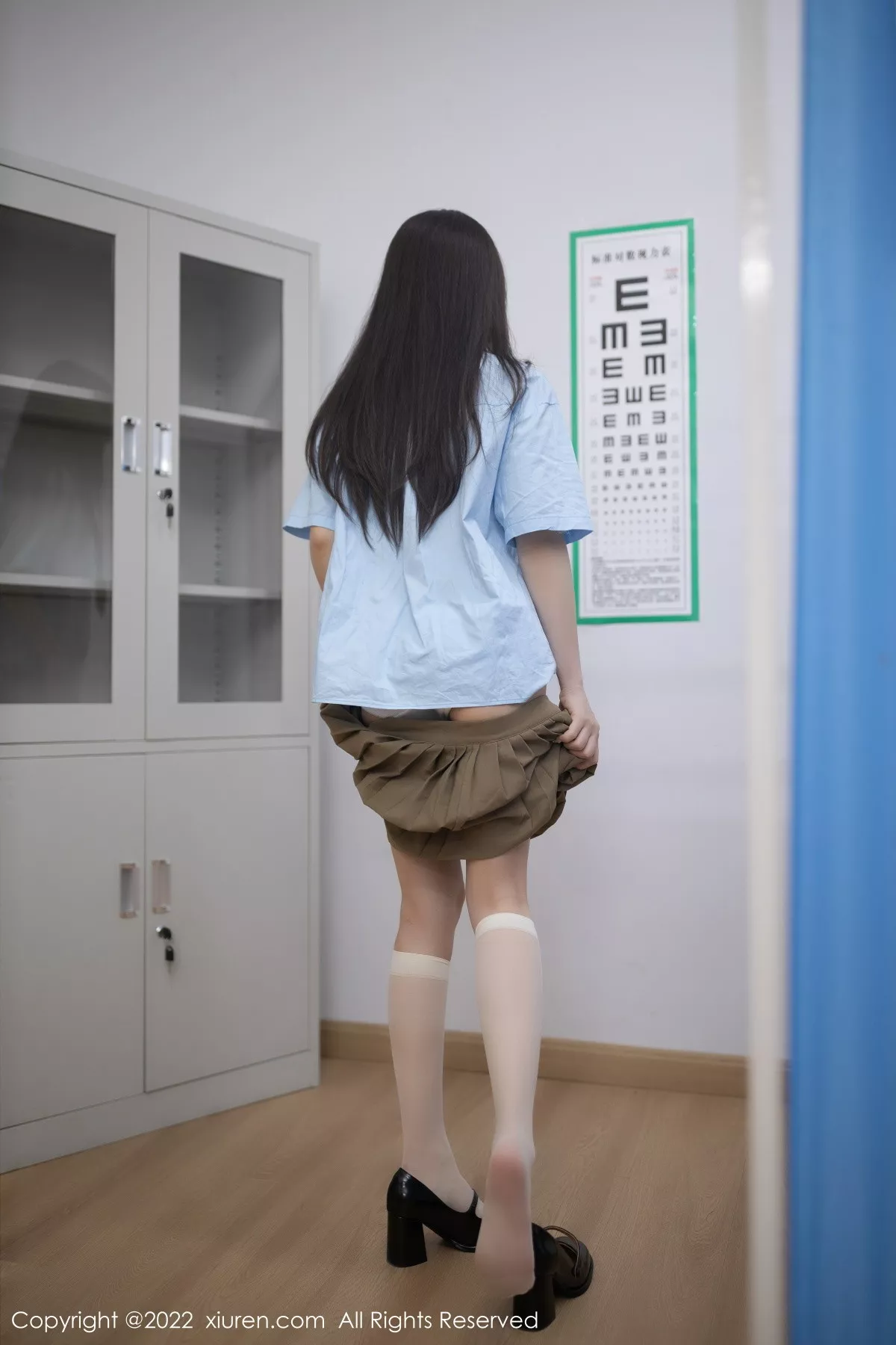 秀人集.com_[XiuRen秀人网]No.5882_模特鱼子酱Fish入学体检主题性感蓝T配短裙露白色内衣诱惑写真67P