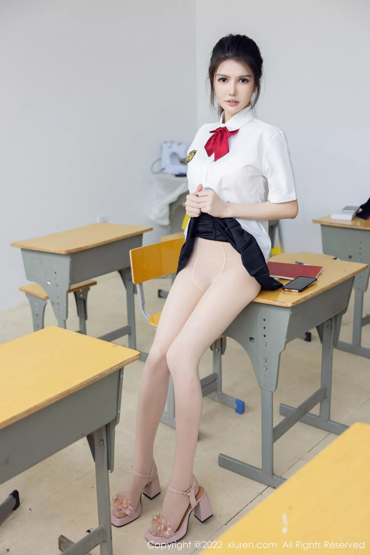 秀人集.com_[XiuRen秀人网]No.5762_模特媛媛酱belle教室场景性感白T配黑色短裙露蕾丝内衣诱惑写真71P