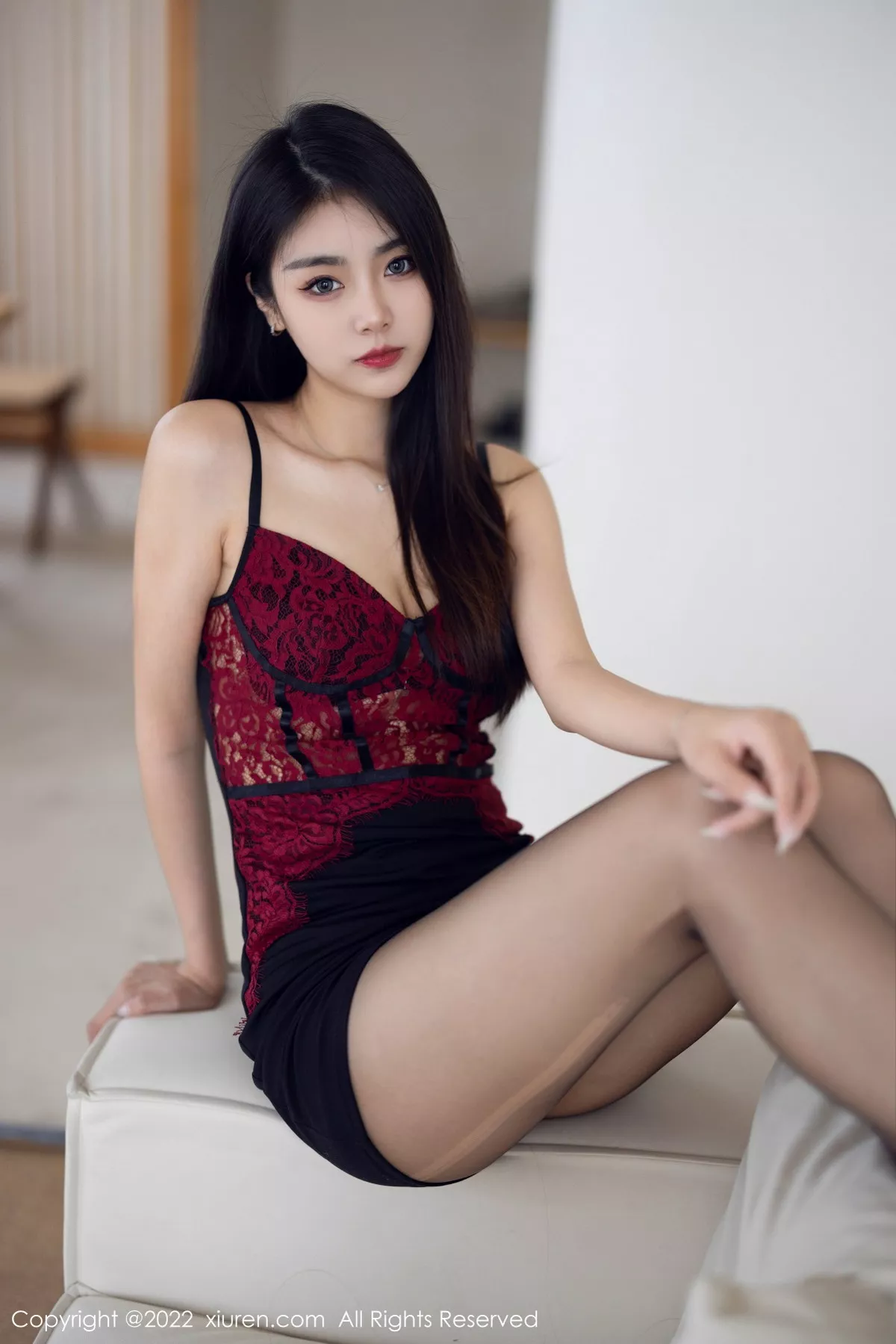 秀人集.com_[XiuRen秀人网]No.5769_模特可乐Vicky性感暗红色吊带上衣配黑短裙露超薄黑丝诱惑写真63P