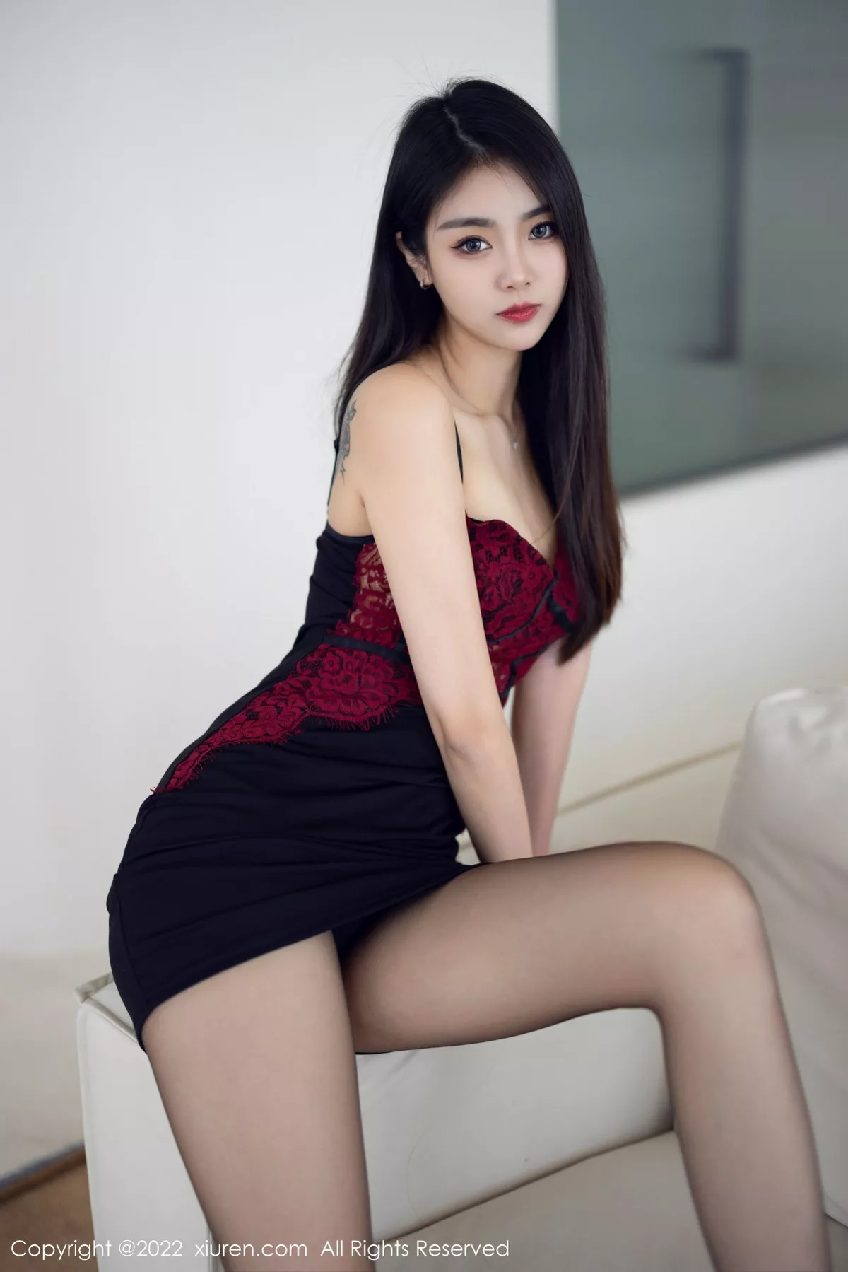 秀人集.com_[XiuRen秀人网]No.5769_模特可乐Vicky性感暗红色吊带上衣配黑短裙露超薄黑丝诱惑写真63P