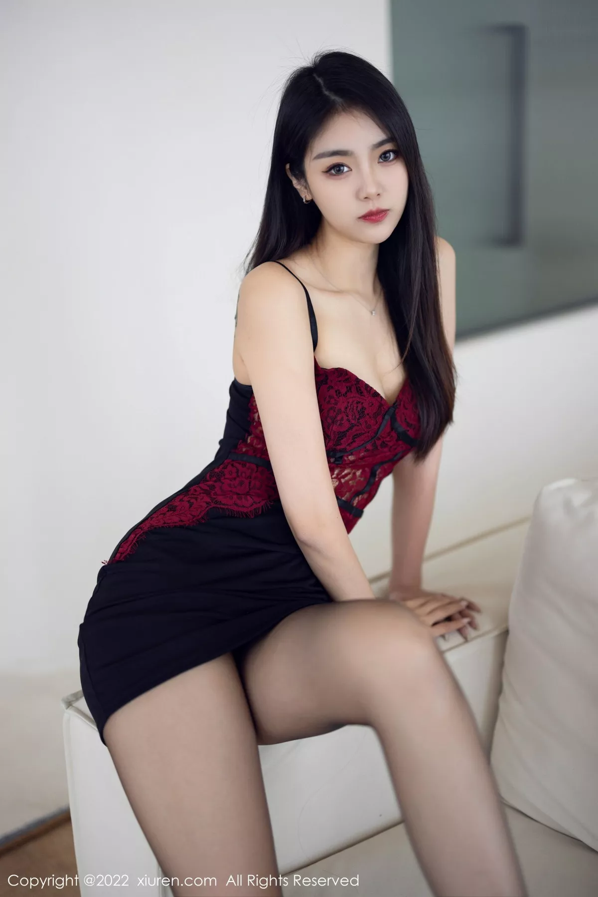 秀人集.com_[XiuRen秀人网]No.5769_模特可乐Vicky性感暗红色吊带上衣配黑短裙露超薄黑丝诱惑写真63P