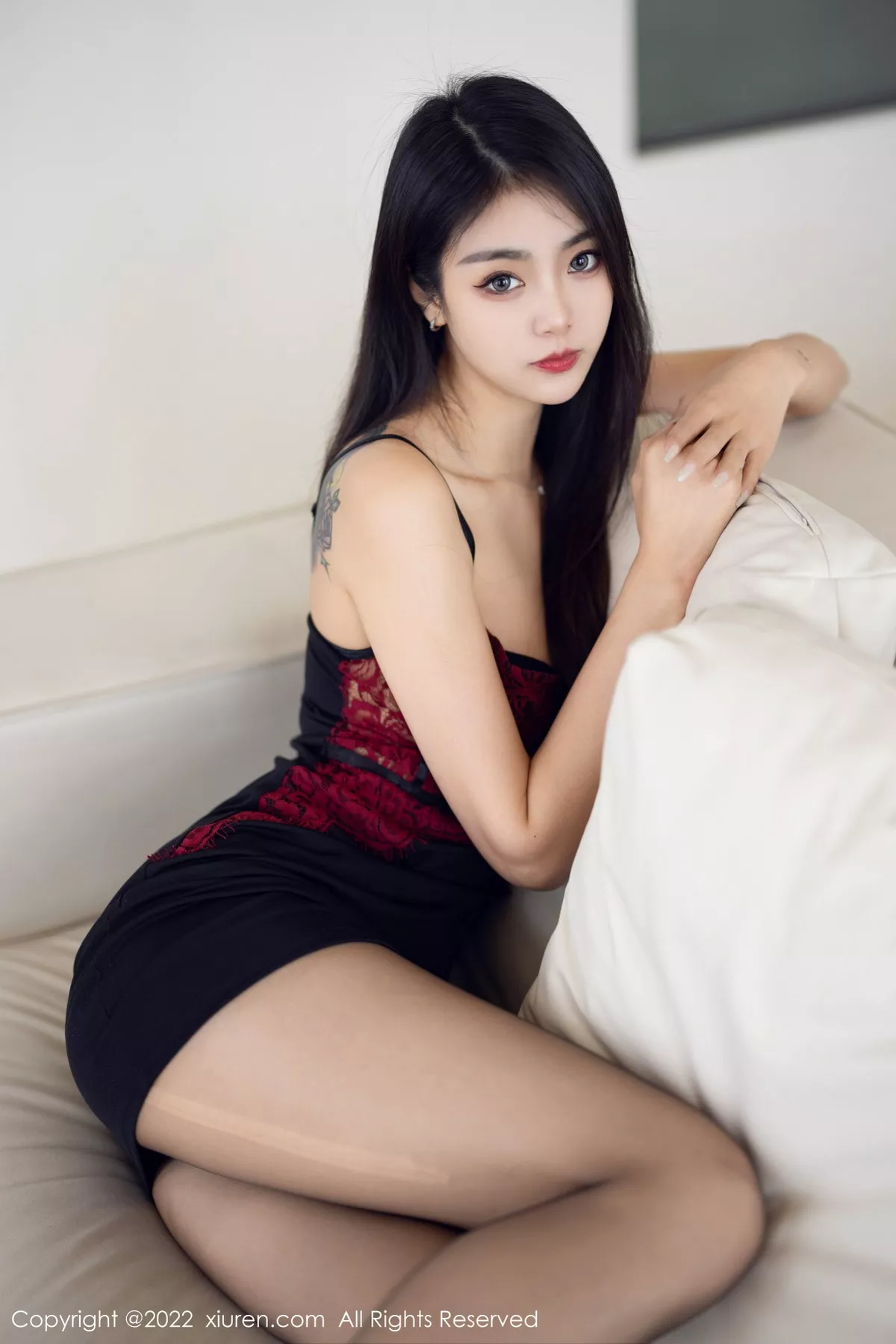 秀人集.com_[XiuRen秀人网]No.5769_模特可乐Vicky性感暗红色吊带上衣配黑短裙露超薄黑丝诱惑写真63P