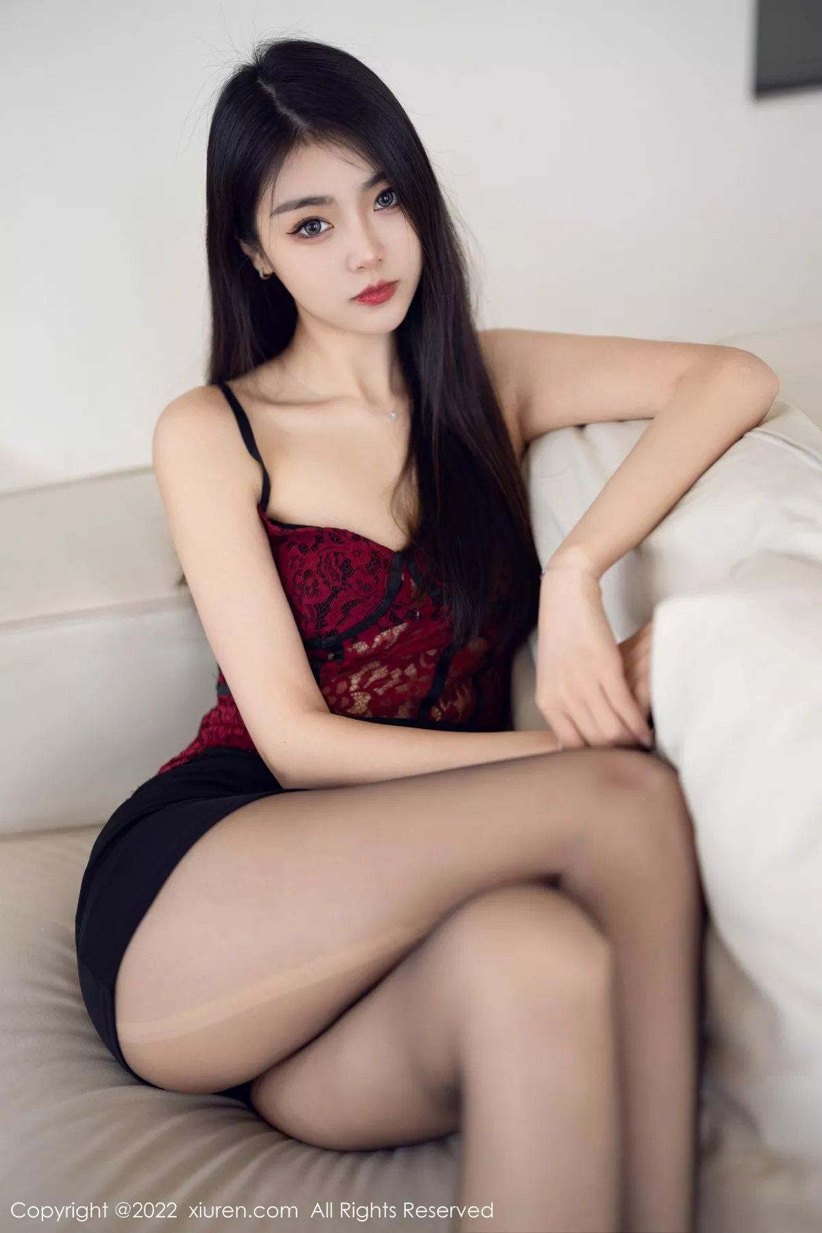 秀人集.com_[XiuRen秀人网]No.5769_模特可乐Vicky性感暗红色吊带上衣配黑短裙露超薄黑丝诱惑写真63P