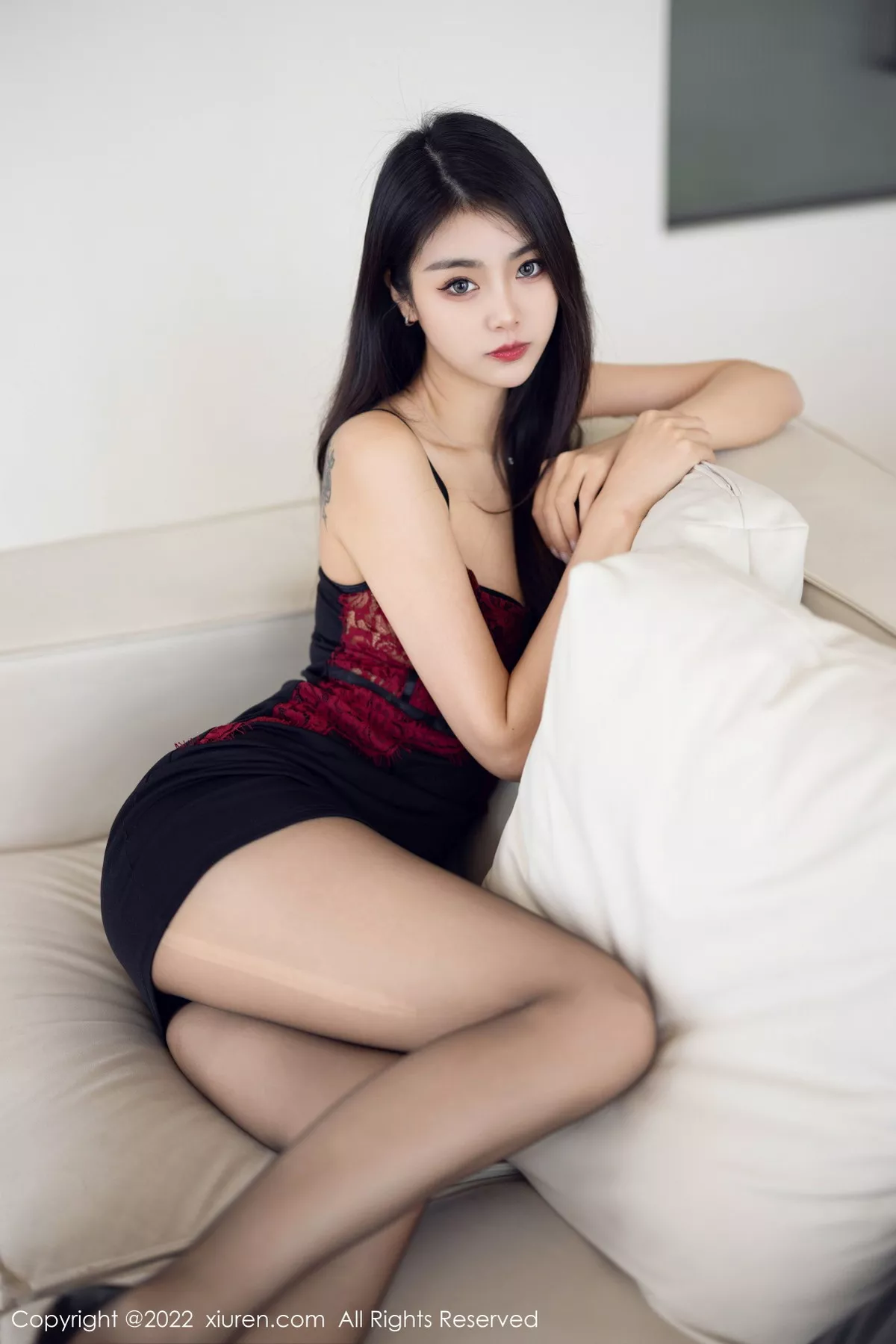 秀人集.com_[XiuRen秀人网]No.5769_模特可乐Vicky性感暗红色吊带上衣配黑短裙露超薄黑丝诱惑写真63P