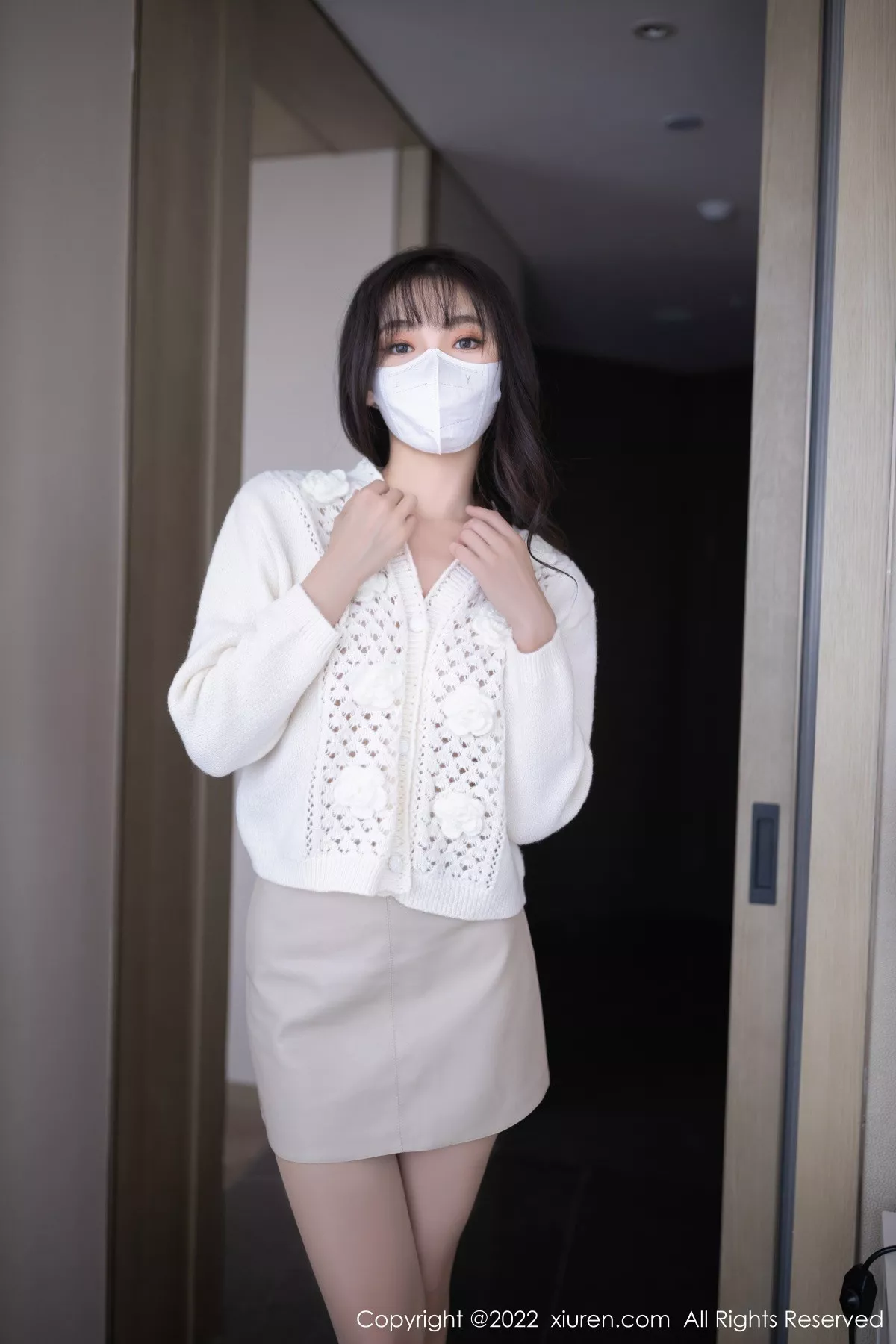 秀人集.com_[XiuRen秀人网]No.5771_模特陆萱萱性感白色毛线衣配浅色短裙半脱秀完美身材诱惑写真84P