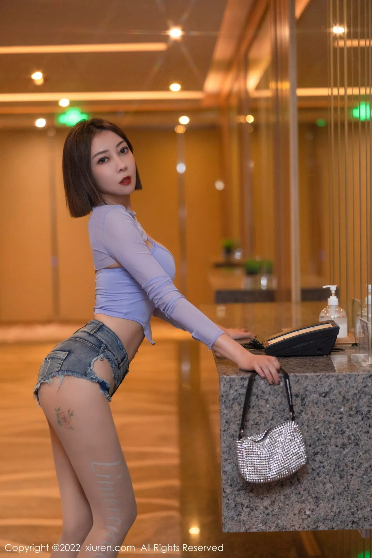 秀人集.com_[XiuRen秀人网]No.5779_御姐果儿大理旅拍紫色收身上衣配牛仔短裤秀凹凸身材诱惑写真79P