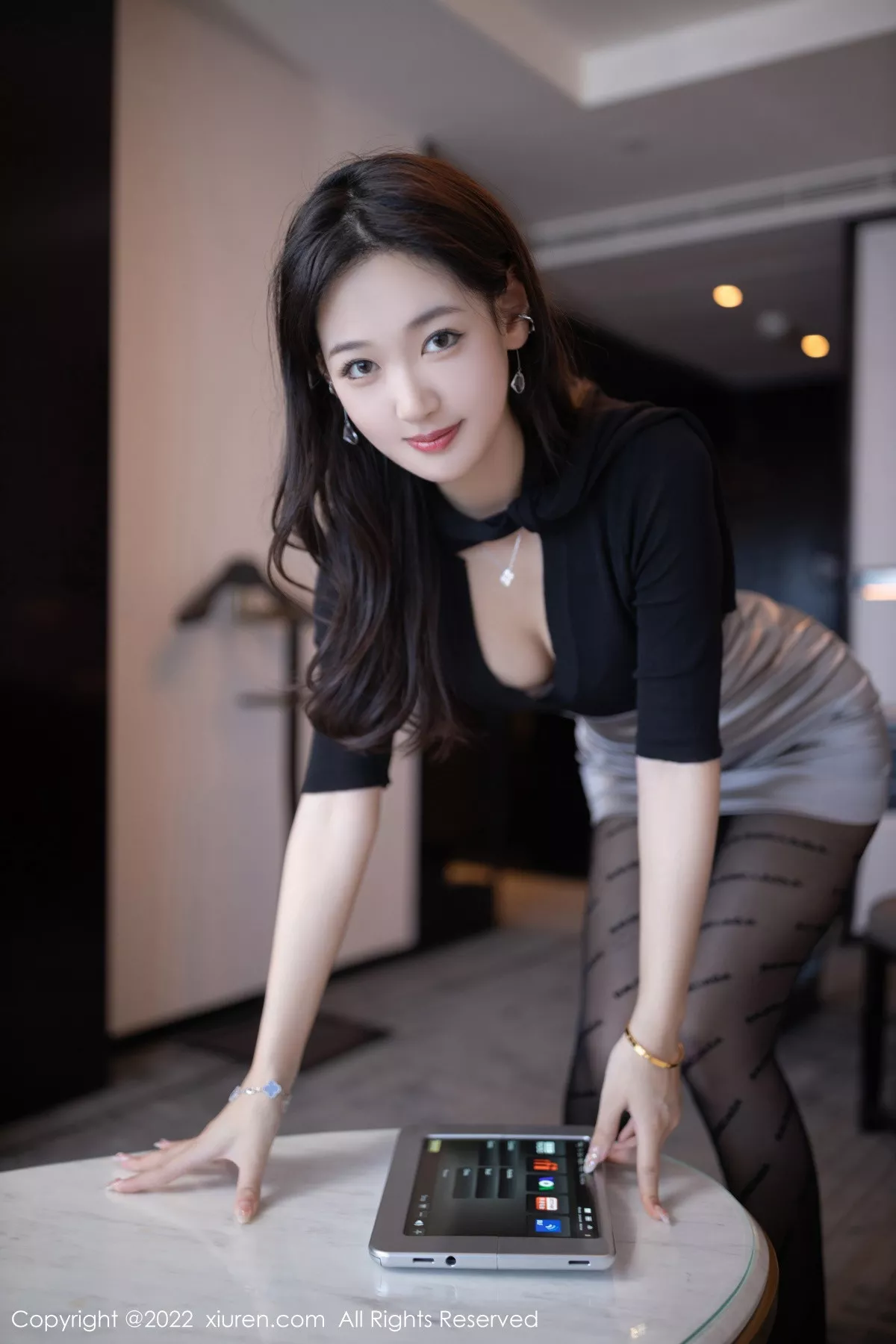秀人集.com_[XiuRen秀人网]No.5887_模特唐安琪秘书角色黑色收身衣配银色短裙秀曼妙身姿诱惑写真78P