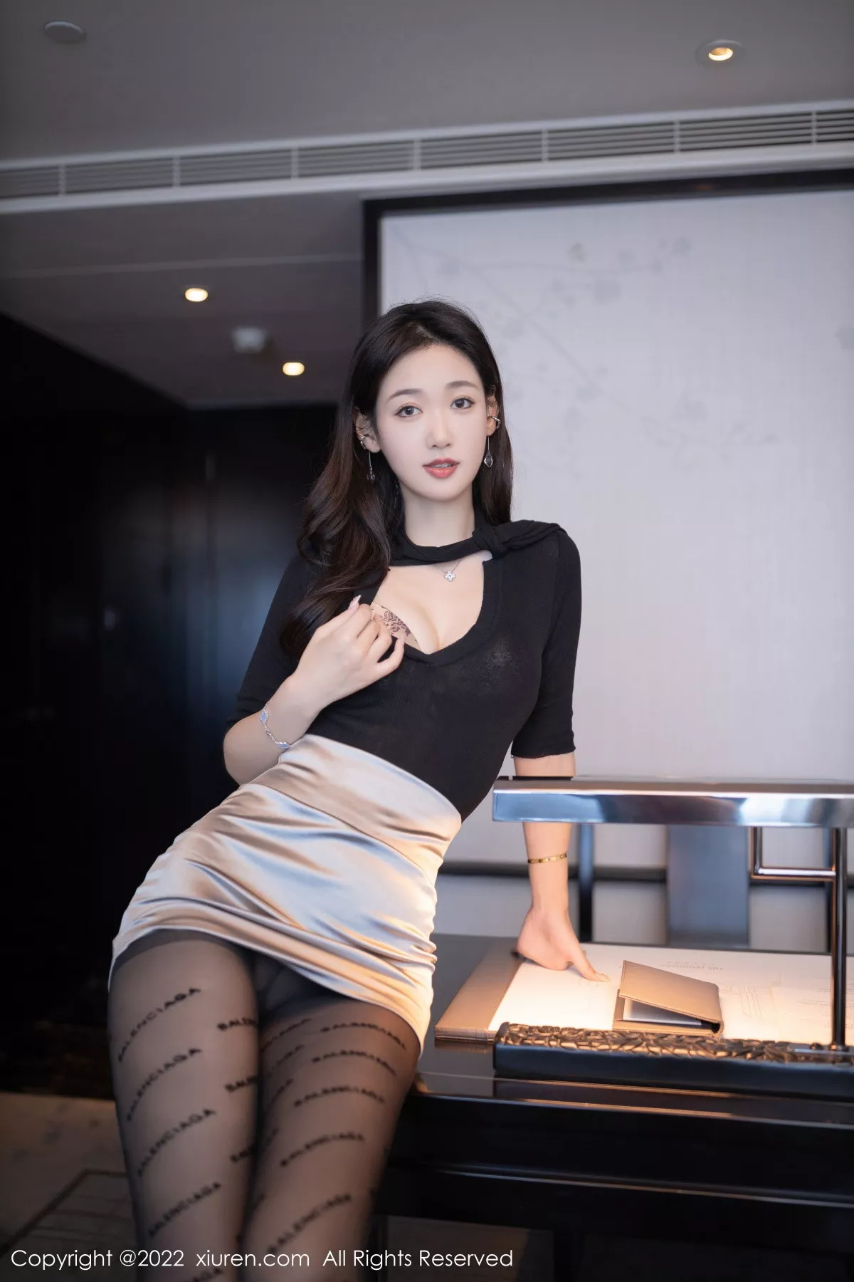 秀人集.com_[XiuRen秀人网]No.5887_模特唐安琪秘书角色黑色收身衣配银色短裙秀曼妙身姿诱惑写真78P