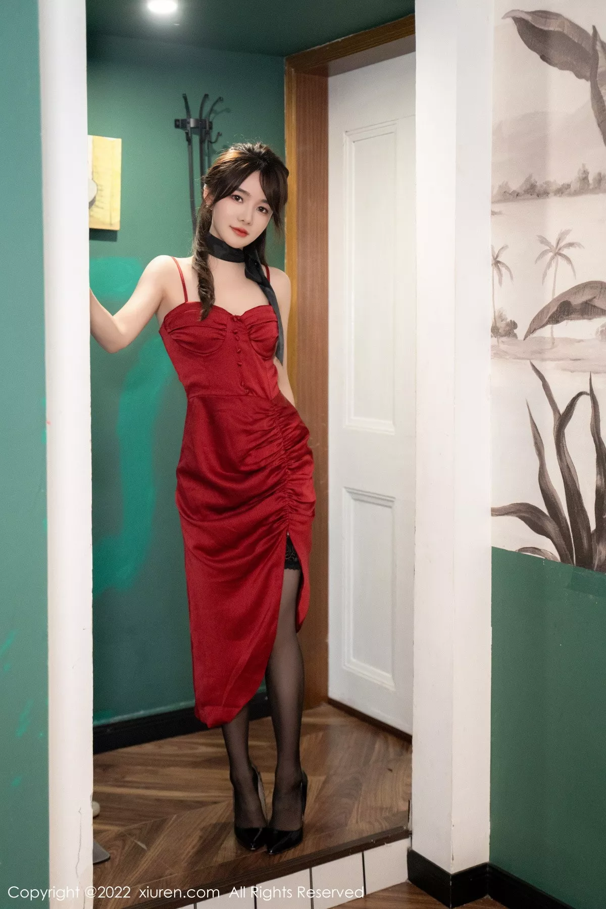 秀人集.com_[XiuRen秀人网]No.5949_模特婠婠么脱红色吊带长裙露黑色蕾丝内衣配蕾丝吊袜魅惑写真64P