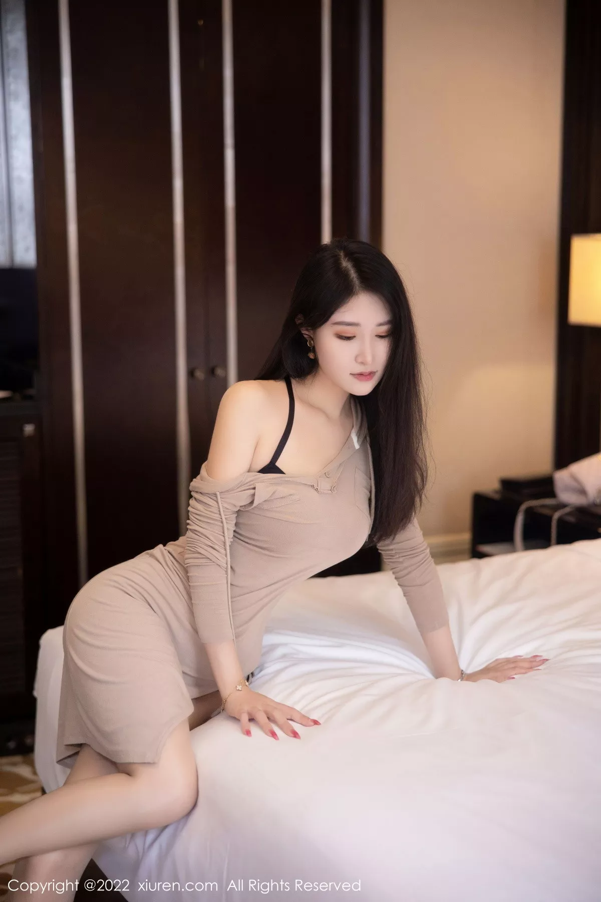 秀人集.com_[XiuRen秀人网]No.5955_模特司柠脱杏色连衣裙露性感黑色内衣配超薄肉丝完美诱惑写真70P