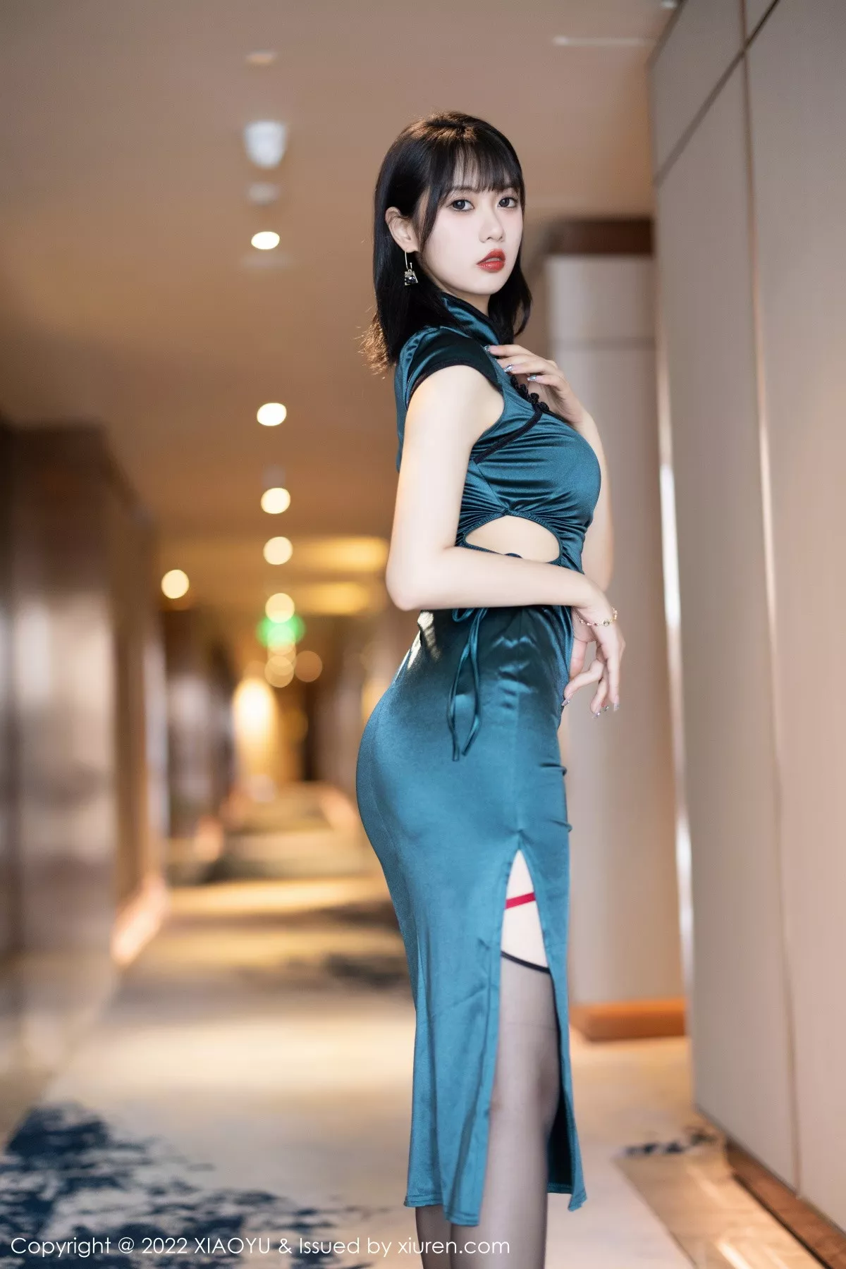 秀人集.com_[XiaoYu画语界]Vol.920_模特林子遥私房性感深色旗袍配黑丝吊袜秀曼妙身姿迷人诱惑写真73P