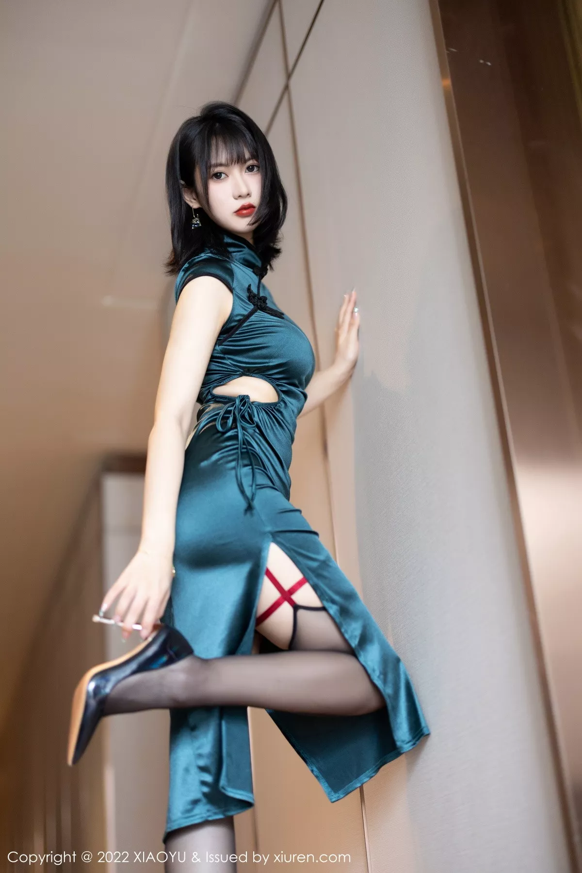 秀人集.com_[XiaoYu画语界]Vol.920_模特林子遥私房性感深色旗袍配黑丝吊袜秀曼妙身姿迷人诱惑写真73P