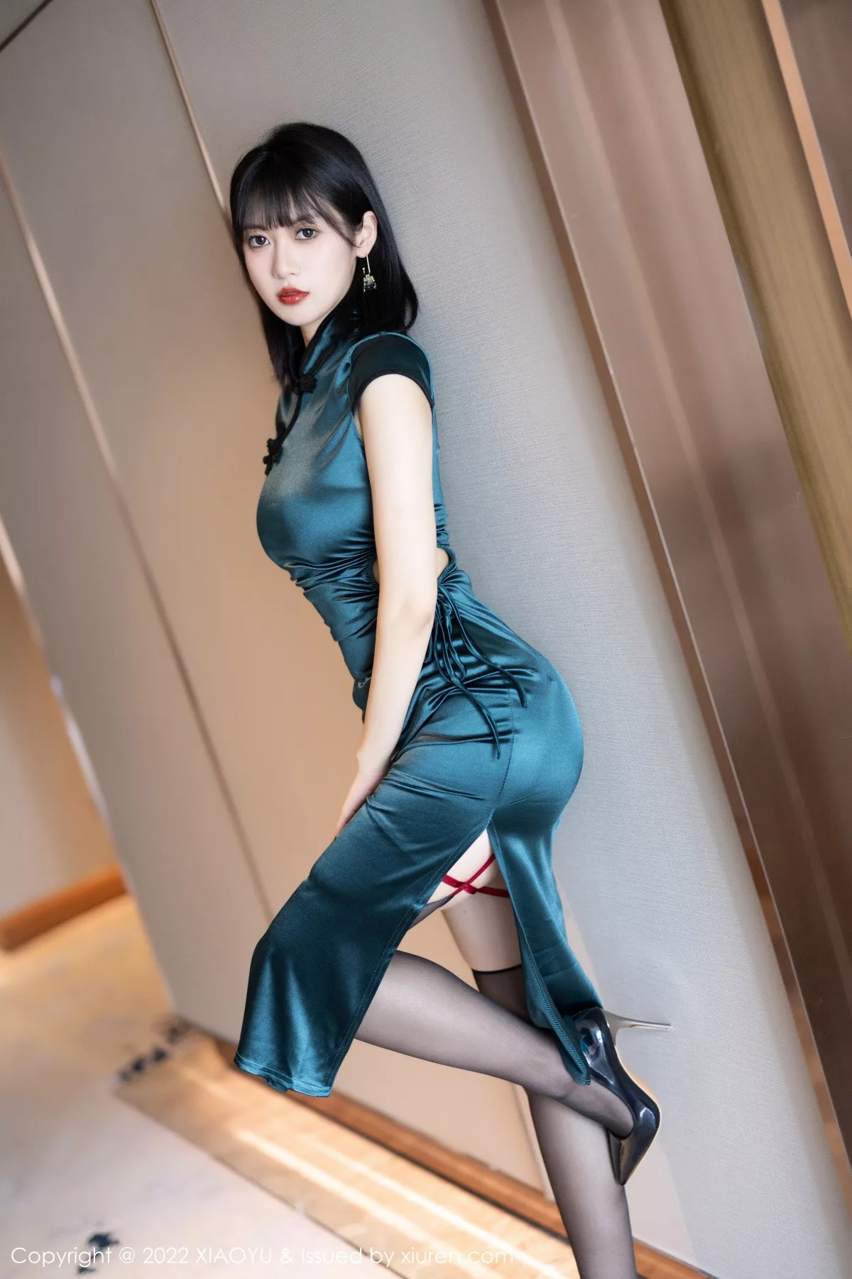 秀人集.com_[XiaoYu画语界]Vol.920_模特林子遥私房性感深色旗袍配黑丝吊袜秀曼妙身姿迷人诱惑写真73P