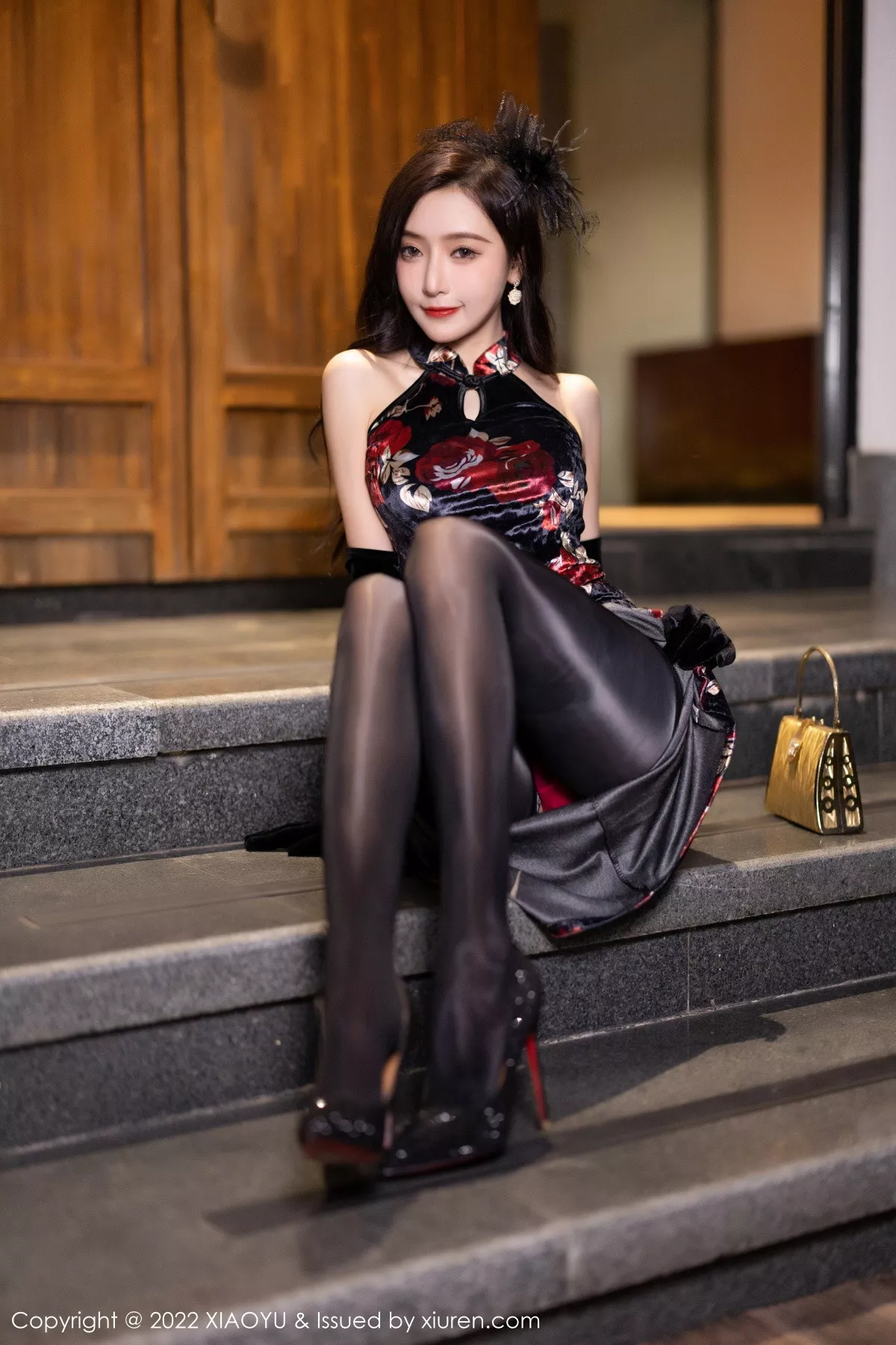 秀人集.com_[XiaoYu画语界]Vol.909_女神王馨瑶yanni脱性感深色旗袍露红色内衣配开档黑丝诱惑写真90P