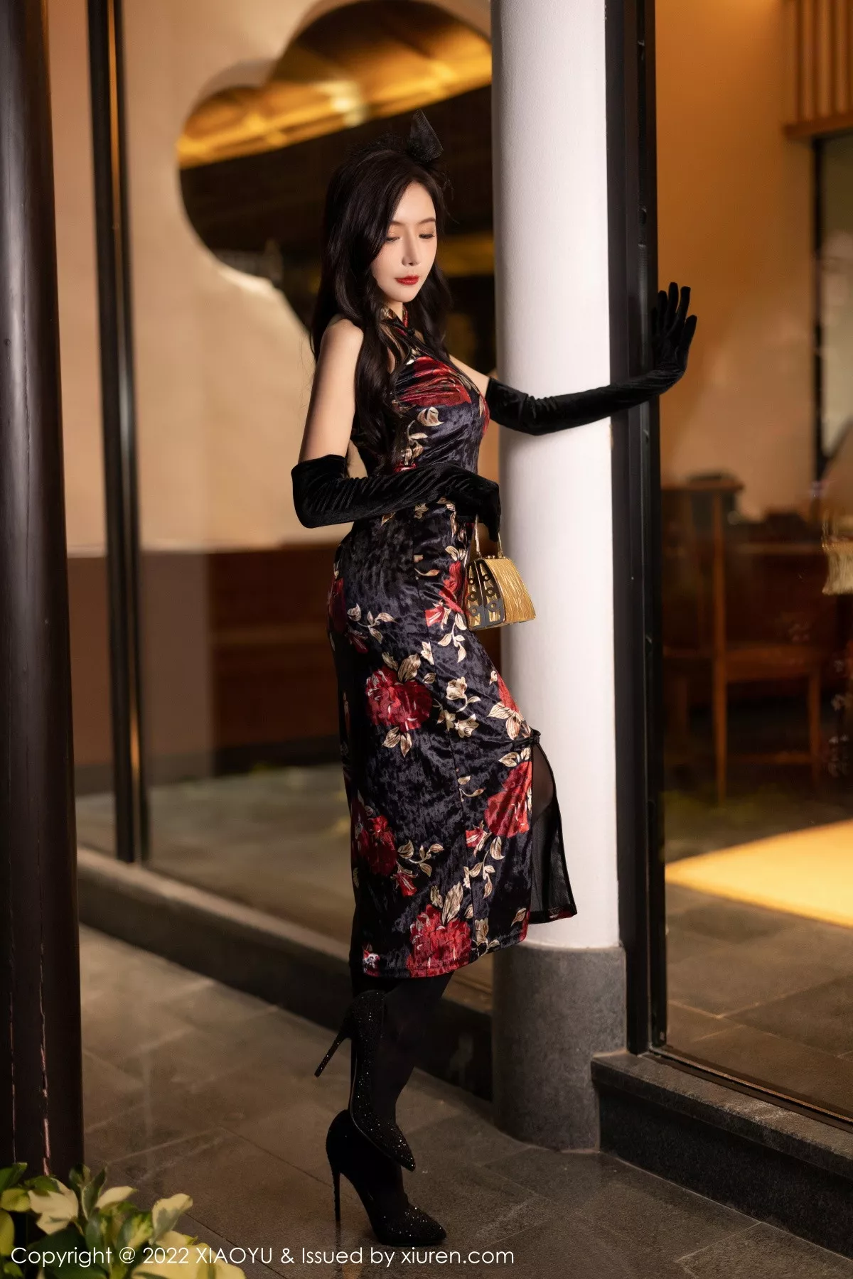 秀人集.com_[XiaoYu画语界]Vol.909_女神王馨瑶yanni脱性感深色旗袍露红色内衣配开档黑丝诱惑写真90P